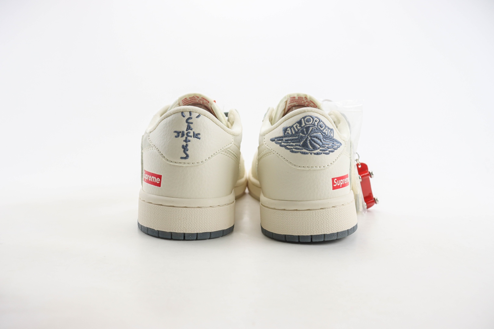 乔丹Supreme x Air Jordan 1 Low纯原版本低帮AJ1倒钩白灰Supreme联名篮球鞋 莆田AJ货源 货号：BB7518-001