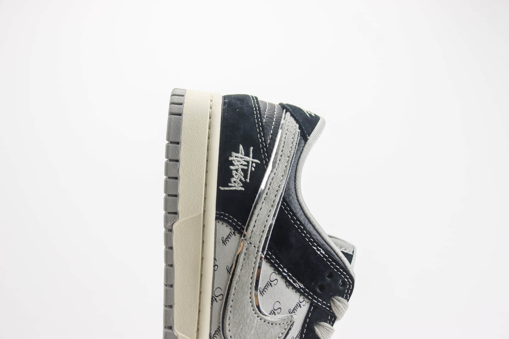 耐克Stussy x Nike SB Dunk Low纯原版本低帮SB Dunk黑灰色斯图西联名滑板板鞋 莆田耐克货源 货号：XX3168-008