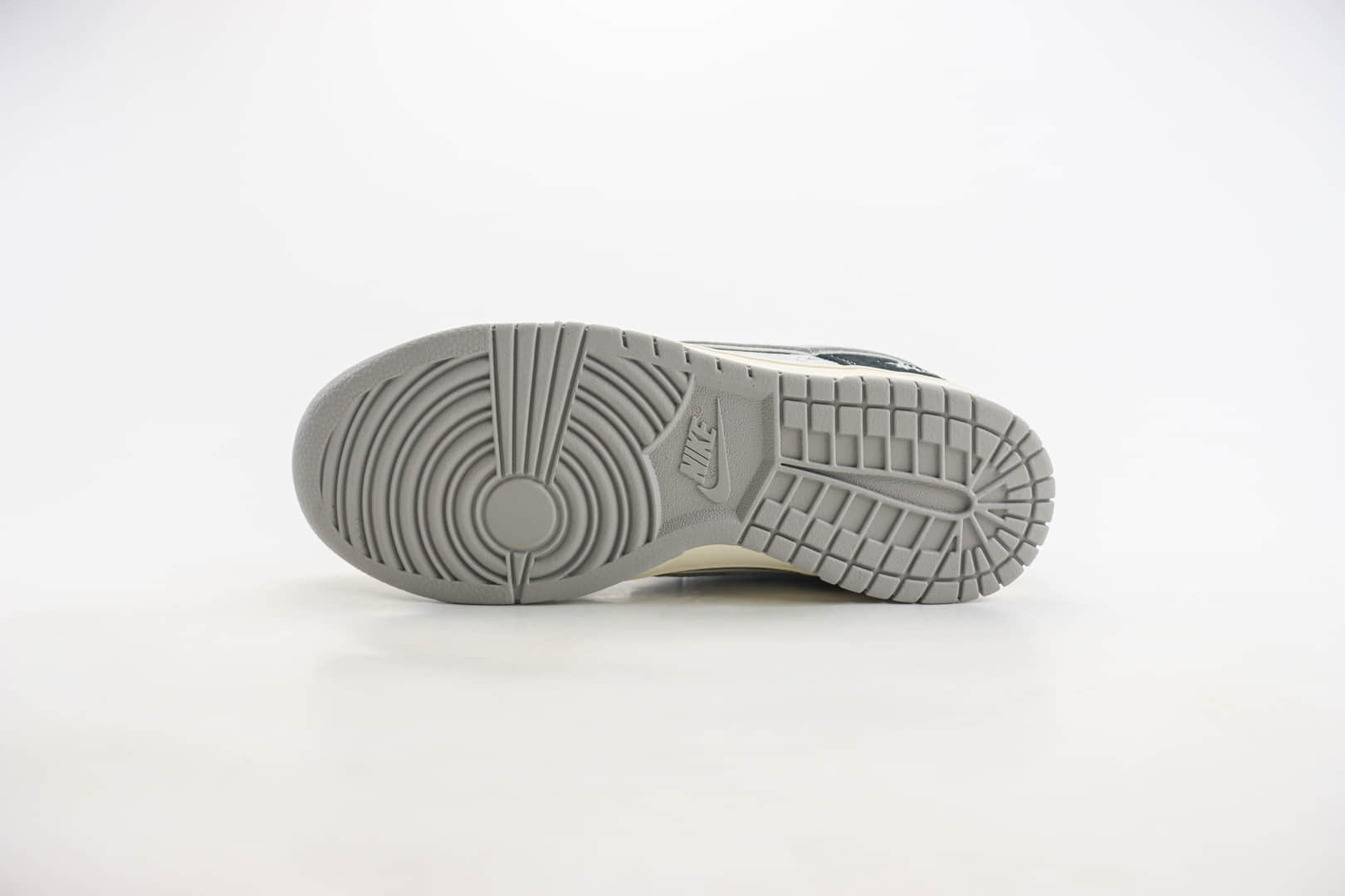 耐克Stussy x Nike SB Dunk Low纯原版本低帮SB Dunk黑灰色斯图西联名滑板板鞋 莆田耐克货源 货号：XX3168-008