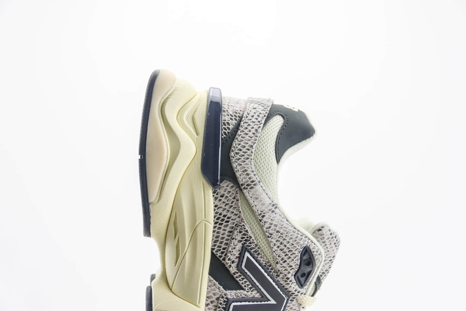 新百伦New Balance 9060纯原版本NB9060蛇年限定复古运动慢跑鞋 莆田复刻鞋货源 货号：U9060SNA