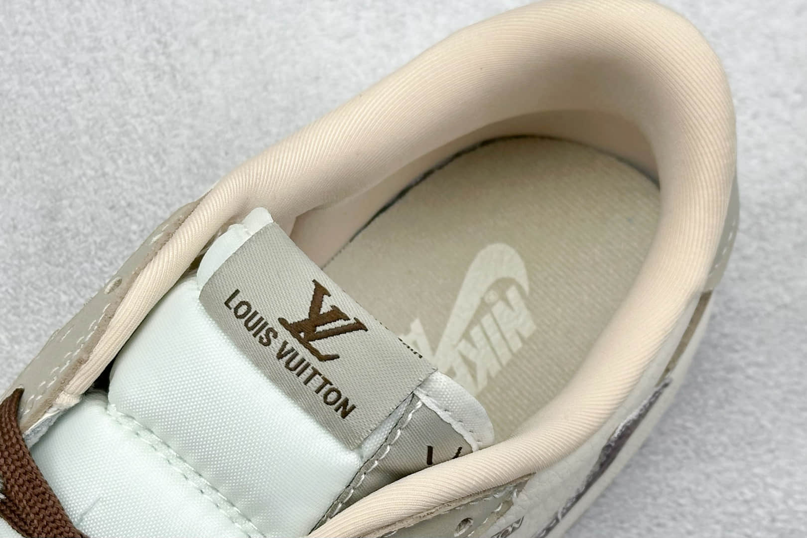 乔丹Travis Scott x Fragment Design x Air Jordan 1 Low纯原版本闪电倒钩联名AJ1花勾鬼脸LV路易威登低帮板鞋 莆田AJ工厂 货号：XS2024-060