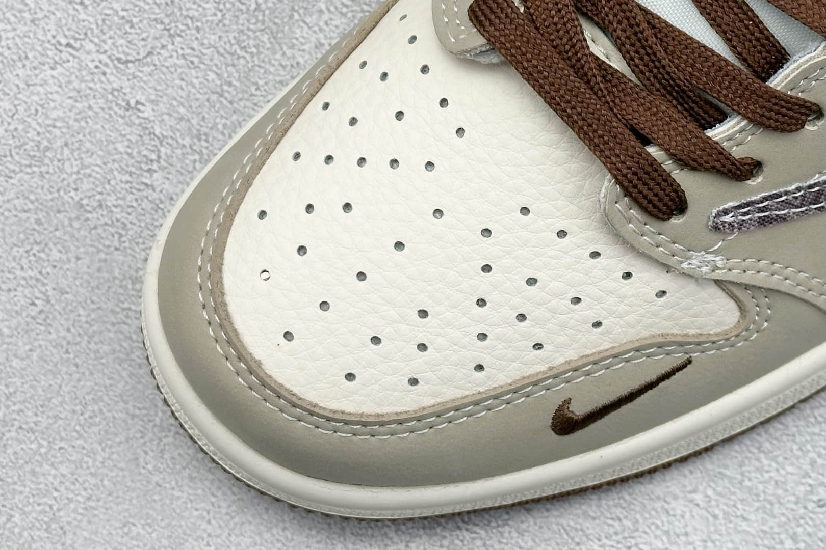 乔丹Travis Scott x Fragment Design x Air Jordan 1 Low纯原版本闪电倒钩联名AJ1花勾鬼脸LV路易威登低帮板鞋 莆田AJ工厂 货号：XS2024-060