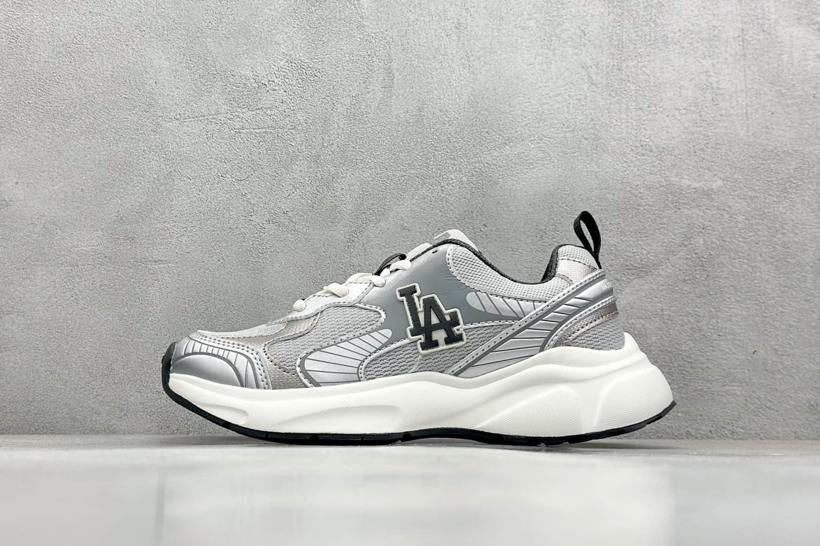 洋基队MLB Speed Runner纯原版本银灰色厚底老爹低帮休闲运动慢跑鞋 莆田复刻鞋货源 货号：3ARNA065N