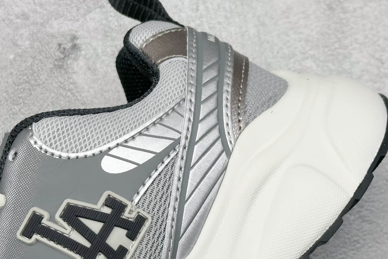 洋基队MLB Speed Runner纯原版本银灰色厚底老爹低帮休闲运动慢跑鞋 莆田复刻鞋货源 货号：3ARNA065N