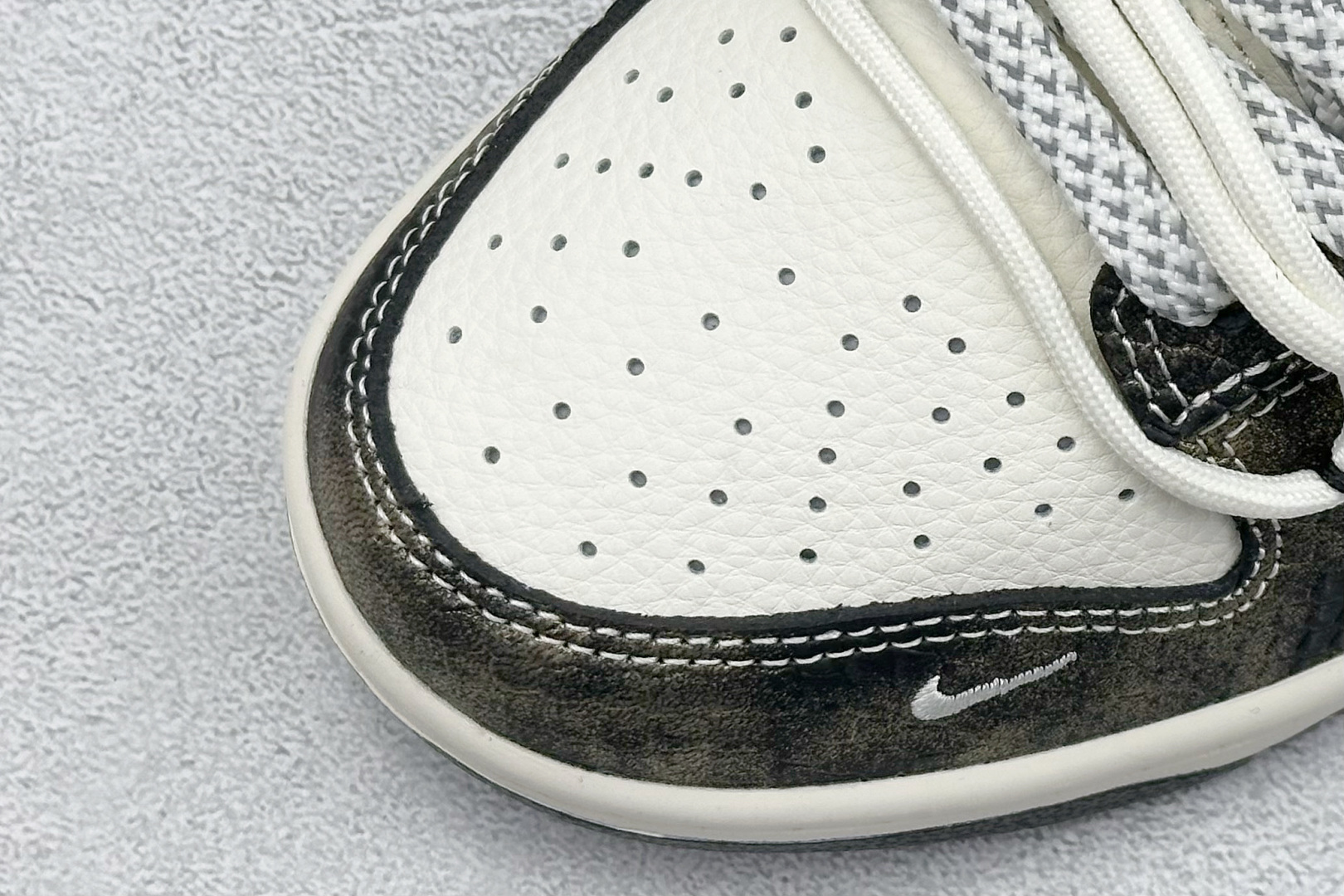 耐克Nike SB Dunk Low纯原版本低帮SB Dunk蛇年限定绑带渐变黑勾低帮板鞋 莆田耐克代理 货号：YX5066-310