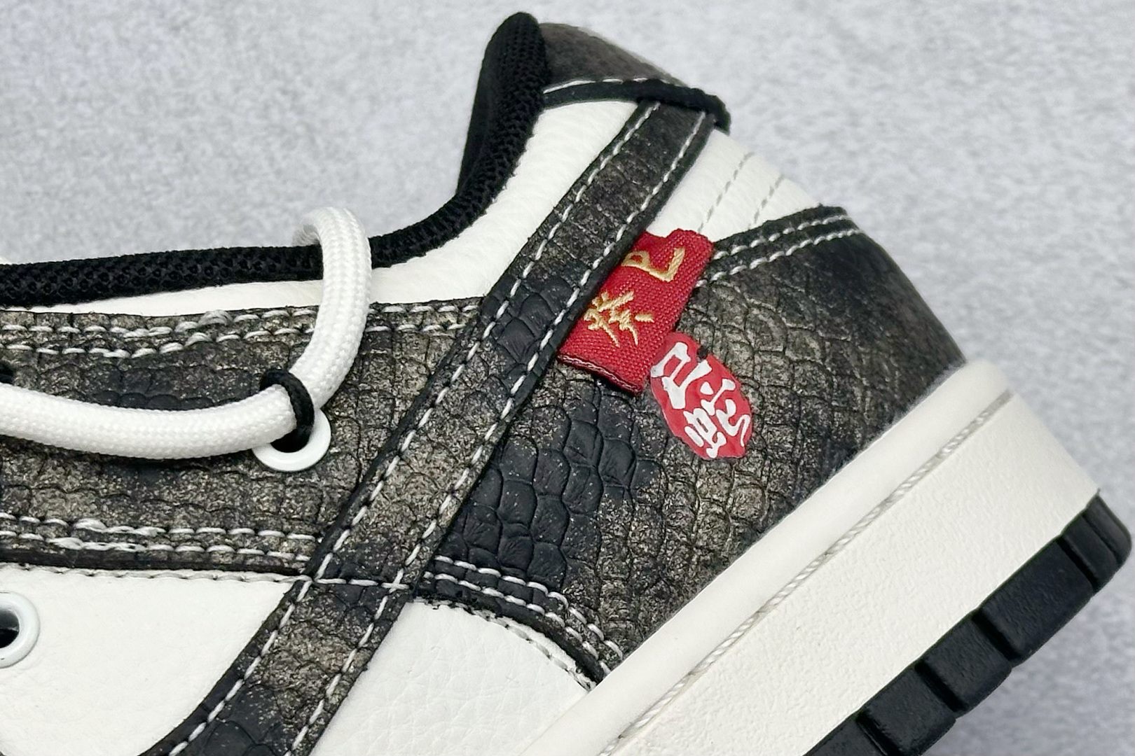 耐克Nike SB Dunk Low纯原版本低帮SB Dunk蛇年限定绑带渐变黑勾低帮板鞋 莆田耐克代理 货号：YX5066-310