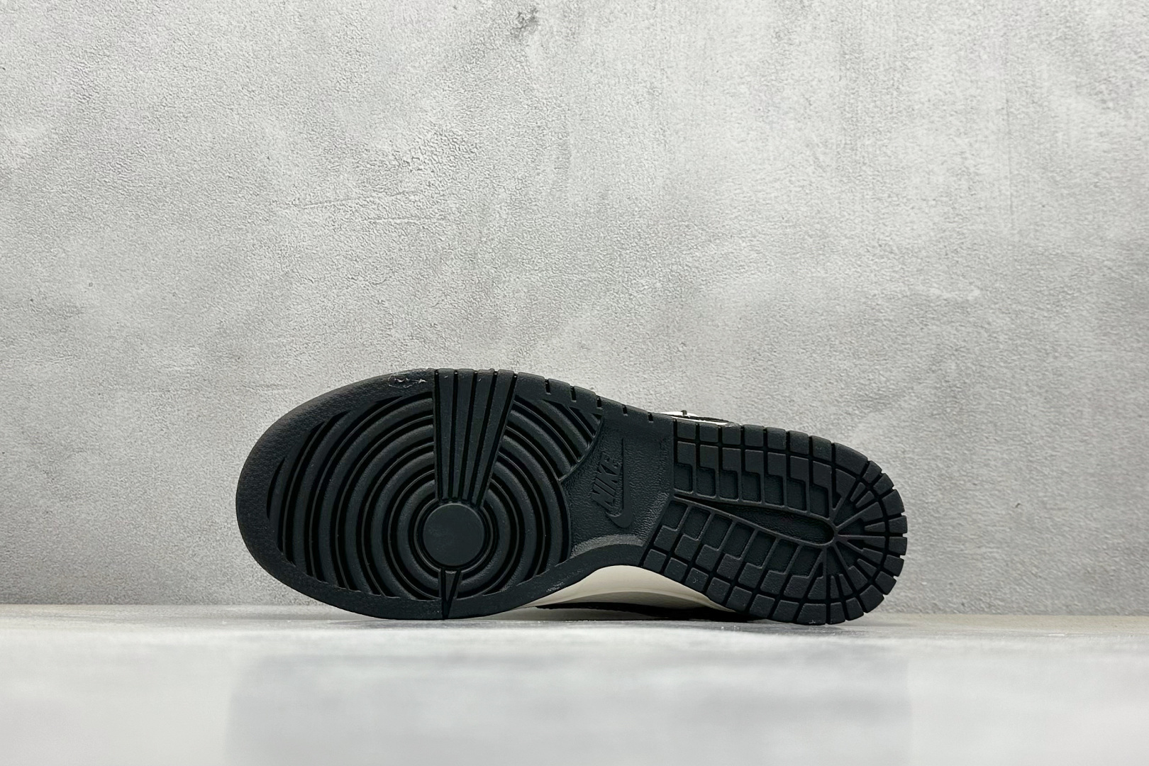 耐克Nike SB Dunk Low纯原版本低帮SB Dunk蛇年限定绑带渐变黑勾低帮板鞋 莆田耐克代理 货号：YX5066-310