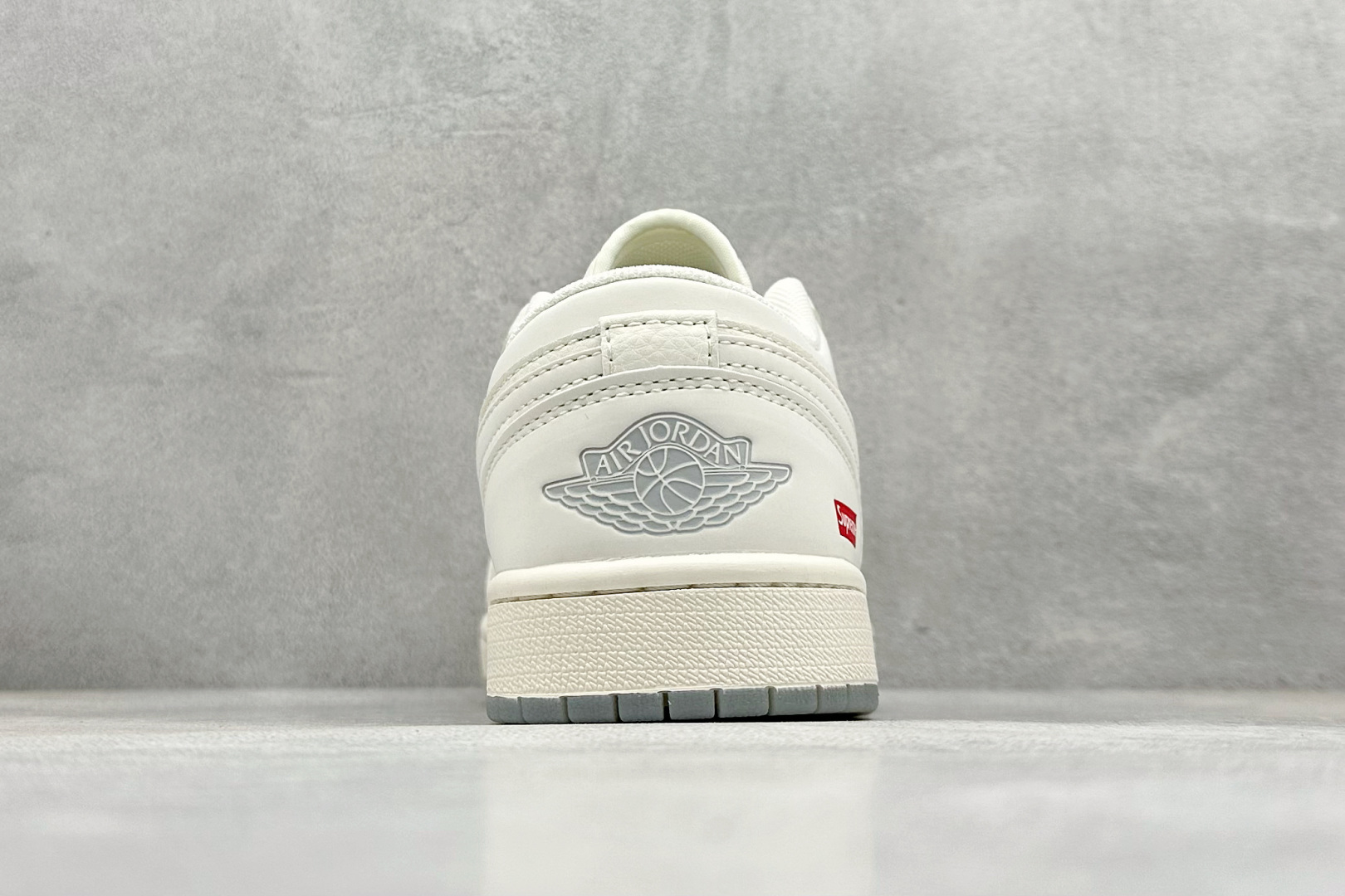 乔丹Supreme x Air Jordan 1 Low纯原版本AJ1联名Supreme米灰红标篮球鞋 莆田AJ货源 货号：XX3168-175