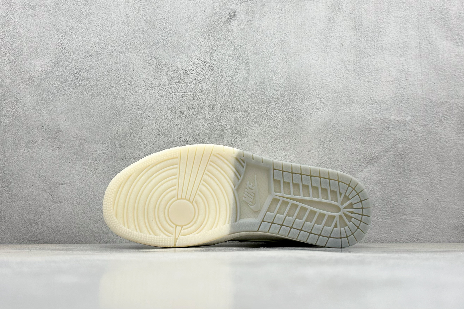 乔丹Supreme x Air Jordan 1 Low纯原版本AJ1联名Supreme米灰红标篮球鞋 莆田AJ货源 货号：XX3168-175