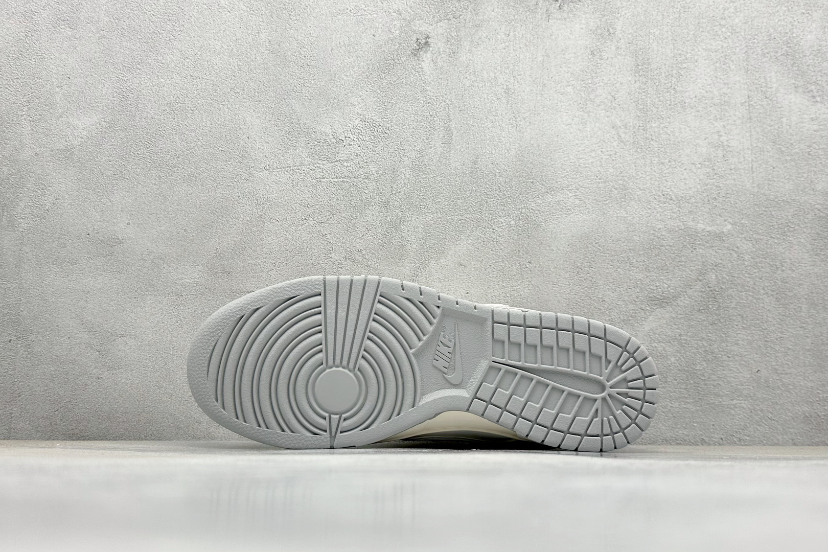 耐克Louis Vuitton x Nike SB Dunk Low纯原版本LV联名SB Dunk米白灰解构绑带板鞋 莆田耐克代理 货号：DM6868-092