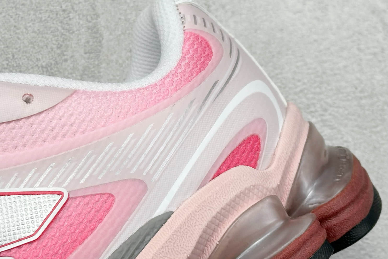 新百伦New Balance 2000纯原版本NB2000白粉渐变网面复古跑鞋 莆田新百伦货源 货号:U2000BF