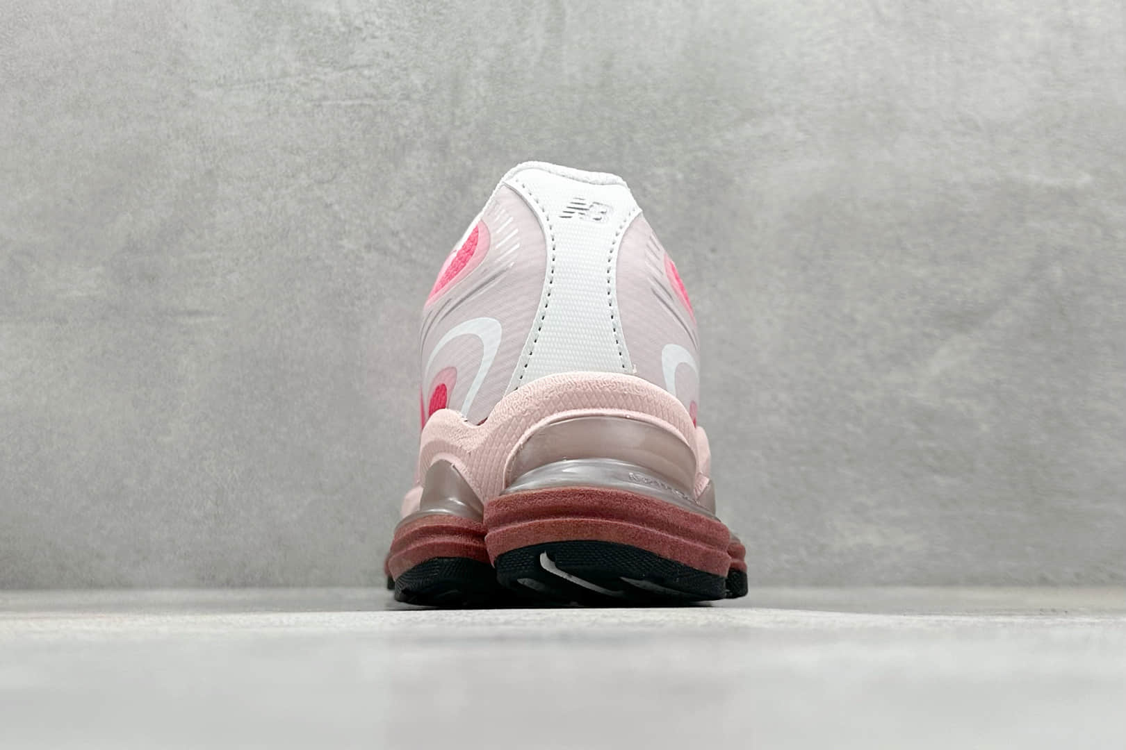 新百伦New Balance 2000纯原版本NB2000白粉渐变网面复古跑鞋 莆田新百伦货源 货号:U2000BF