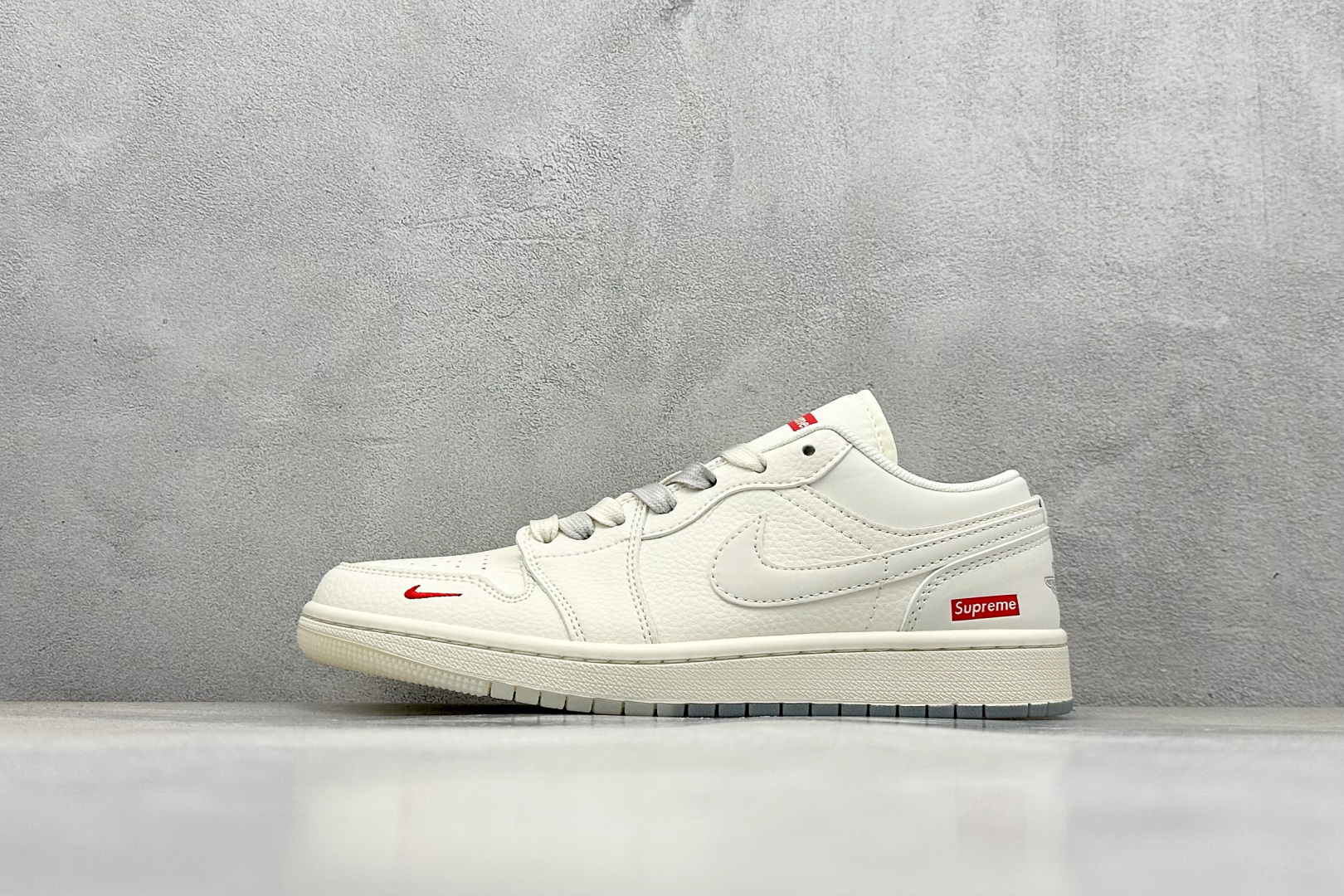 乔丹Supreme x Air Jordan 1 Low纯原版本AJ1联名Supreme米灰红标篮球鞋 莆田AJ货源 货号：XX3168-175