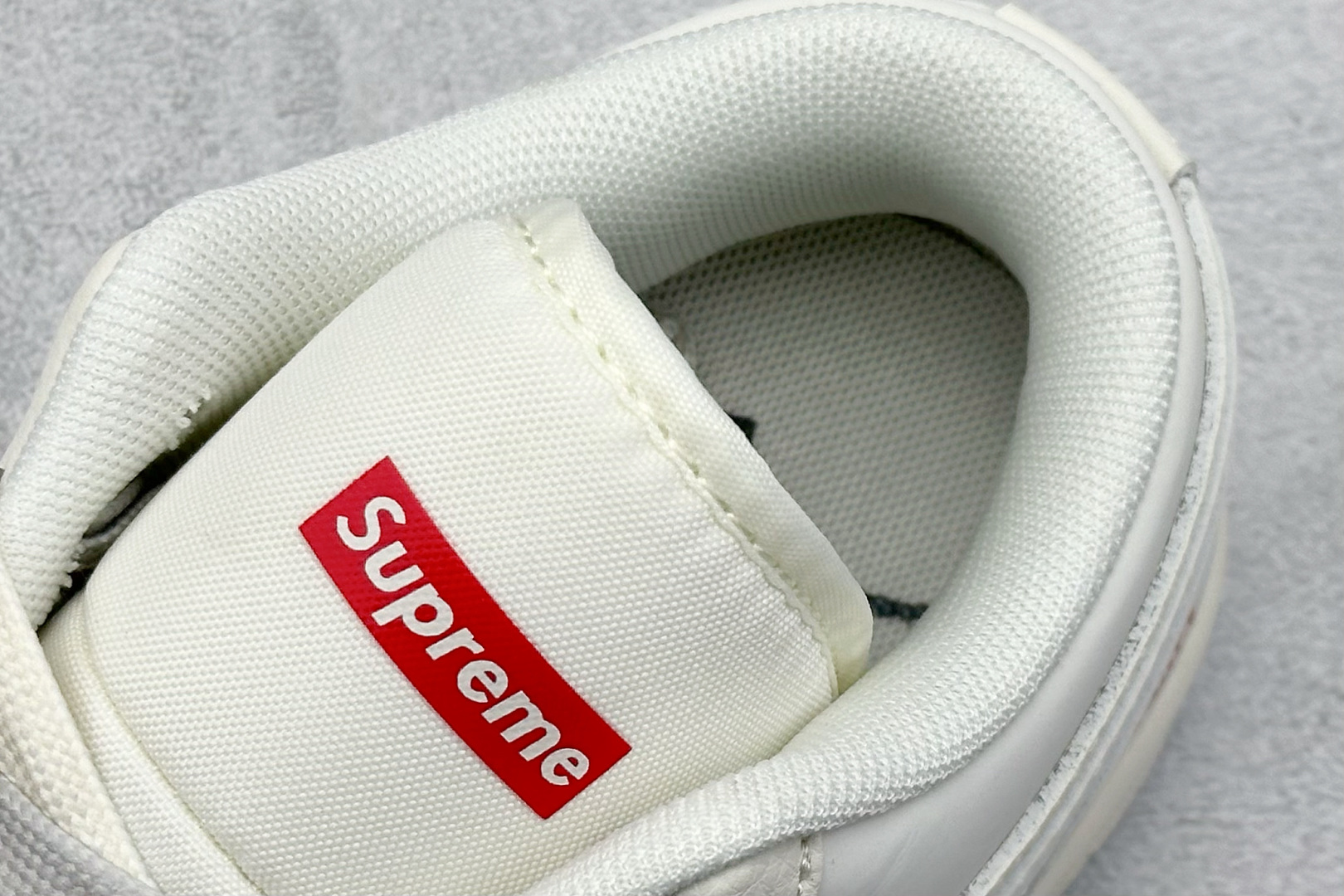 乔丹Supreme x Air Jordan 1 Low纯原版本AJ1联名Supreme米灰红标篮球鞋 莆田AJ货源 货号：XX3168-175