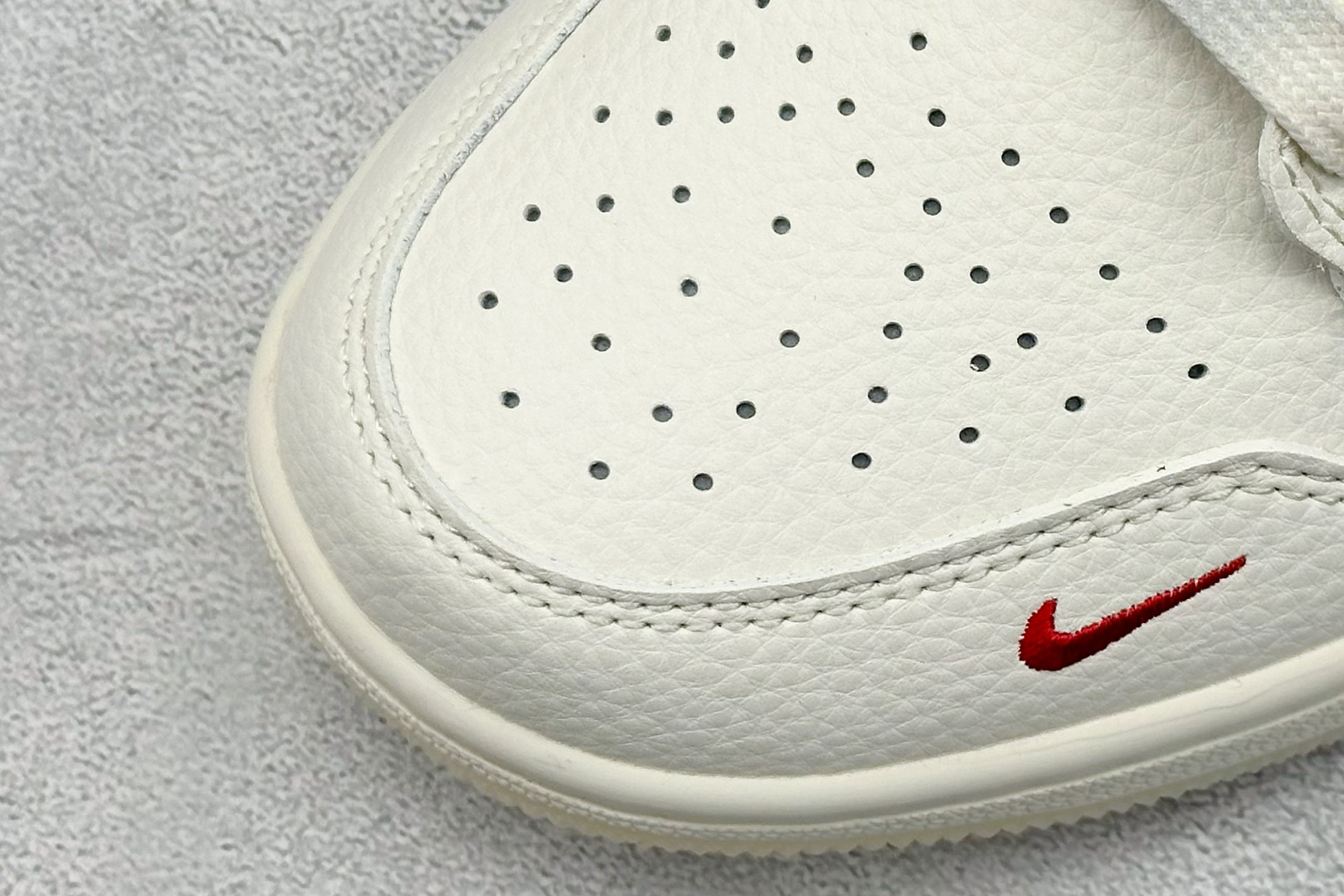 乔丹Supreme x Air Jordan 1 Low纯原版本AJ1联名Supreme米灰红标篮球鞋 莆田AJ货源 货号：XX3168-175