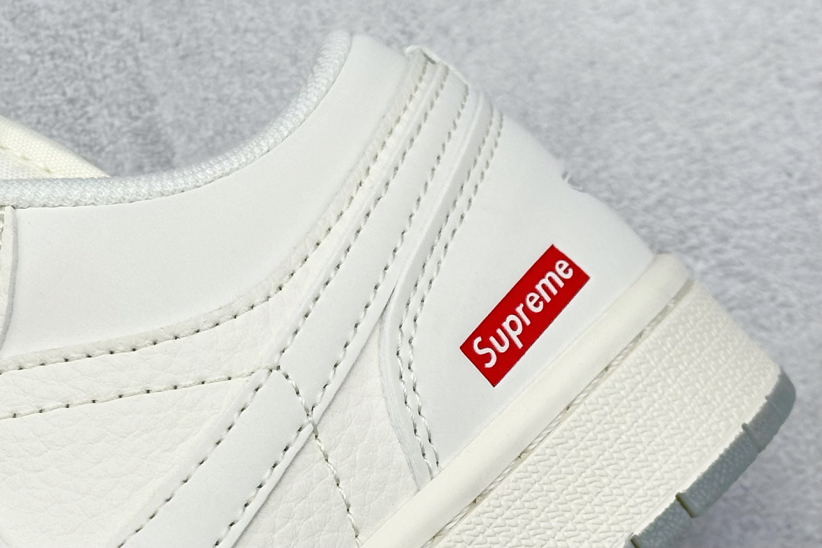 乔丹Supreme x Air Jordan 1 Low纯原版本AJ1联名Supreme米灰红标篮球鞋 莆田AJ货源 货号：XX3168-175