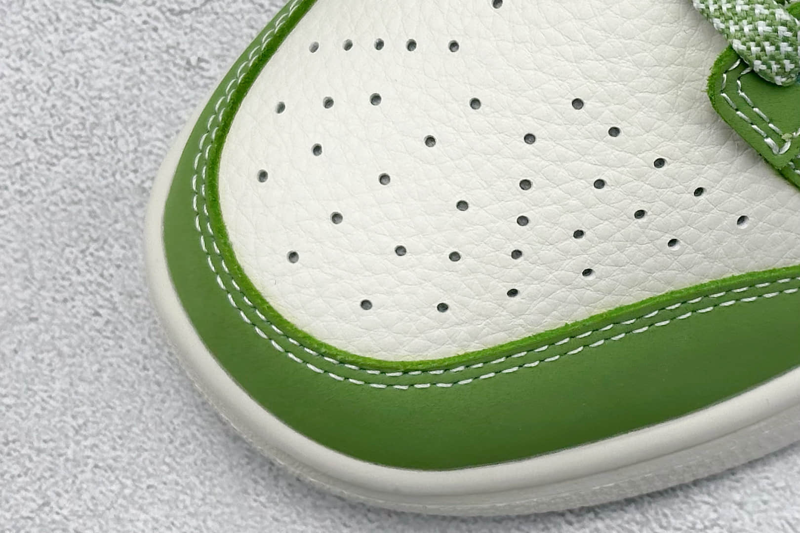 耐克Nike SB Dunk Low纯原版本低帮SB Dunk白绿色双勾低帮板鞋 莆田耐克货源 货号：LW1818-120