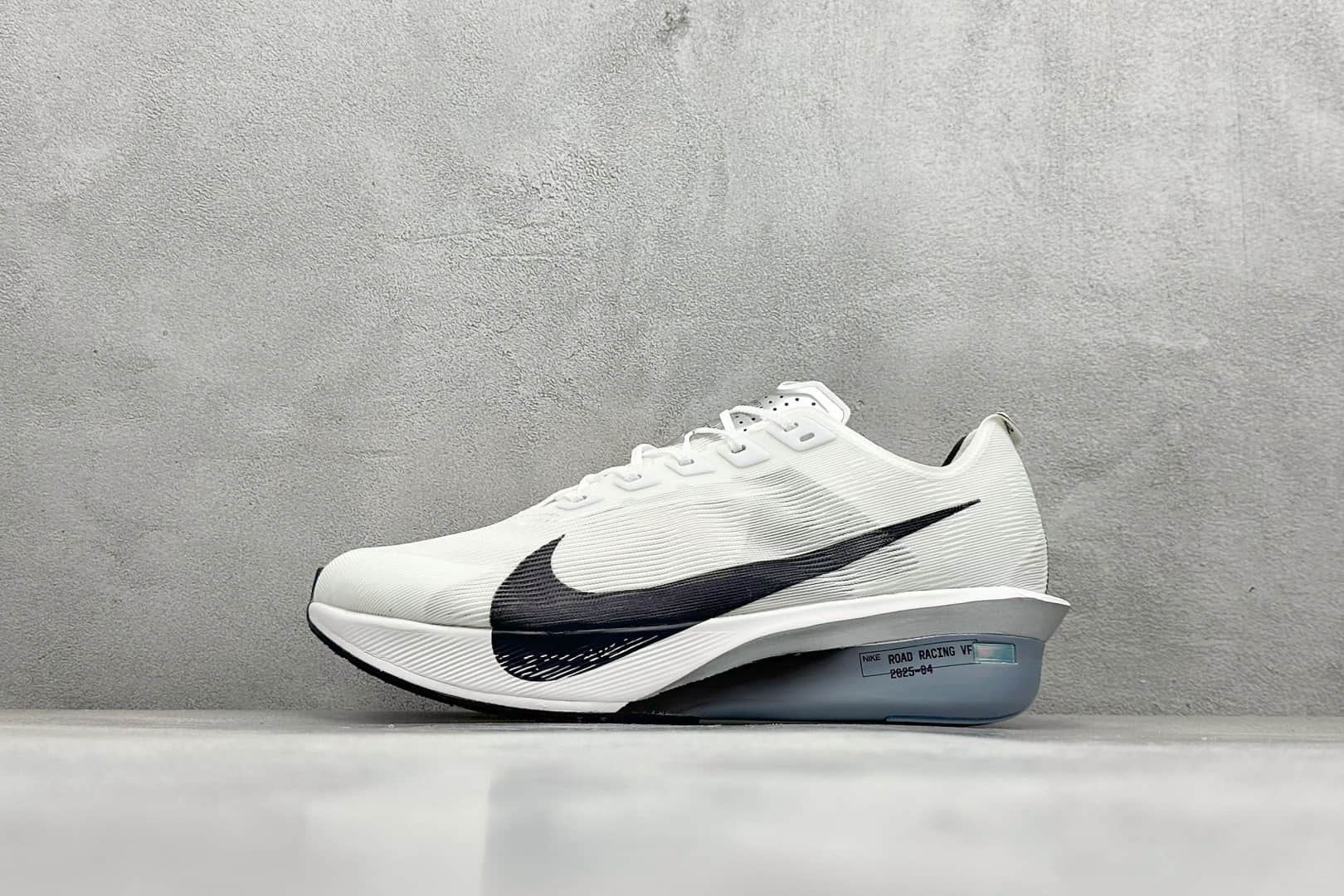 耐克Nike ZoomX Vaporfly NEXT% 4马拉松系列公路竞速超轻缓震跑步鞋信息资讯大全 货号：HF6412-100