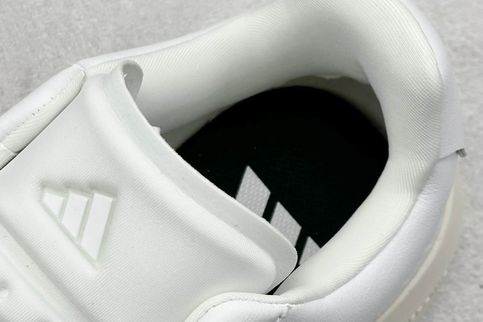 阿迪达斯Adidas Labcourt 百搭休闲轻松舒适耐磨透气低帮板鞋信息资讯大全 货号:JQ2300