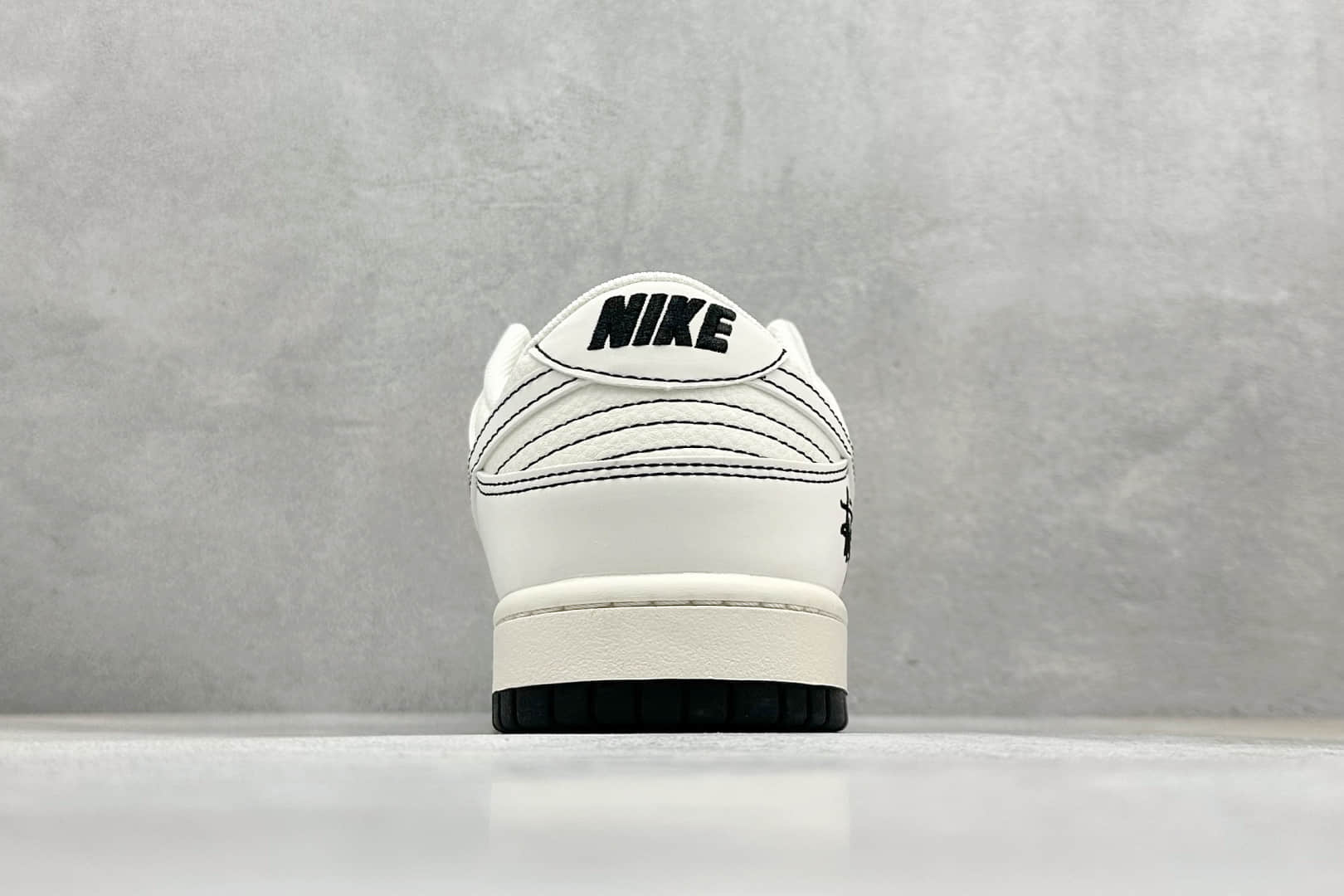 耐克Nike SB Dunk Low斯图西联名米黑小双勾地板休闲板鞋信息资讯大全 货号:HH7518-096