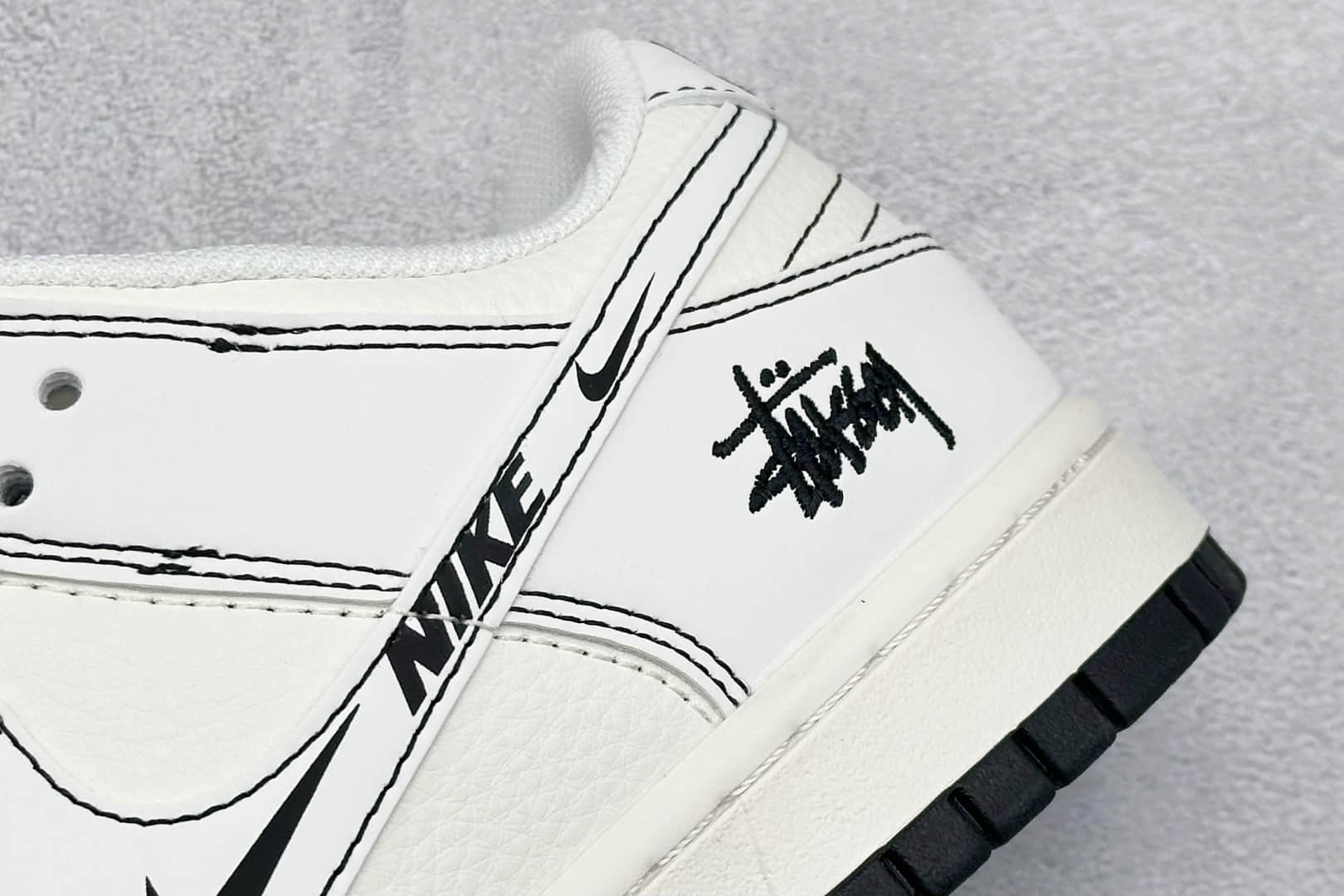 耐克Nike SB Dunk Low斯图西联名米黑小双勾地板休闲板鞋信息资讯大全 货号:HH7518-096