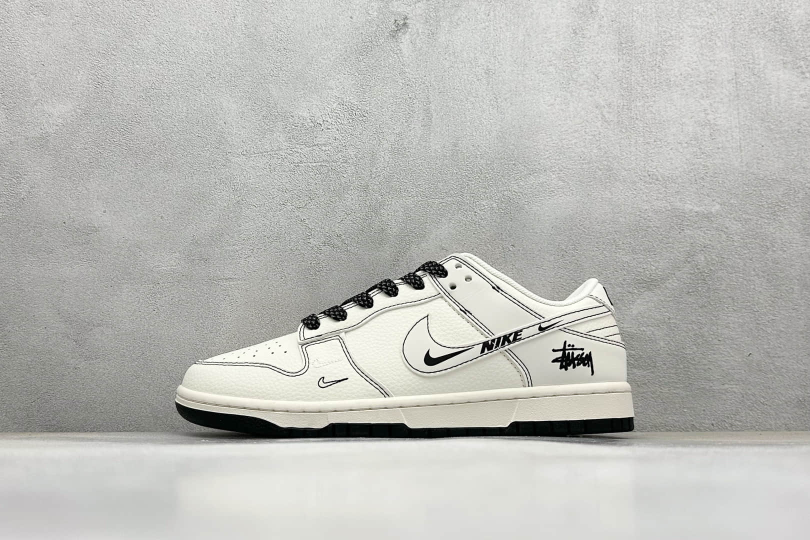 耐克Nike SB Dunk Low斯图西联名米黑小双勾地板休闲板鞋信息资讯大全 货号:HH7518-096