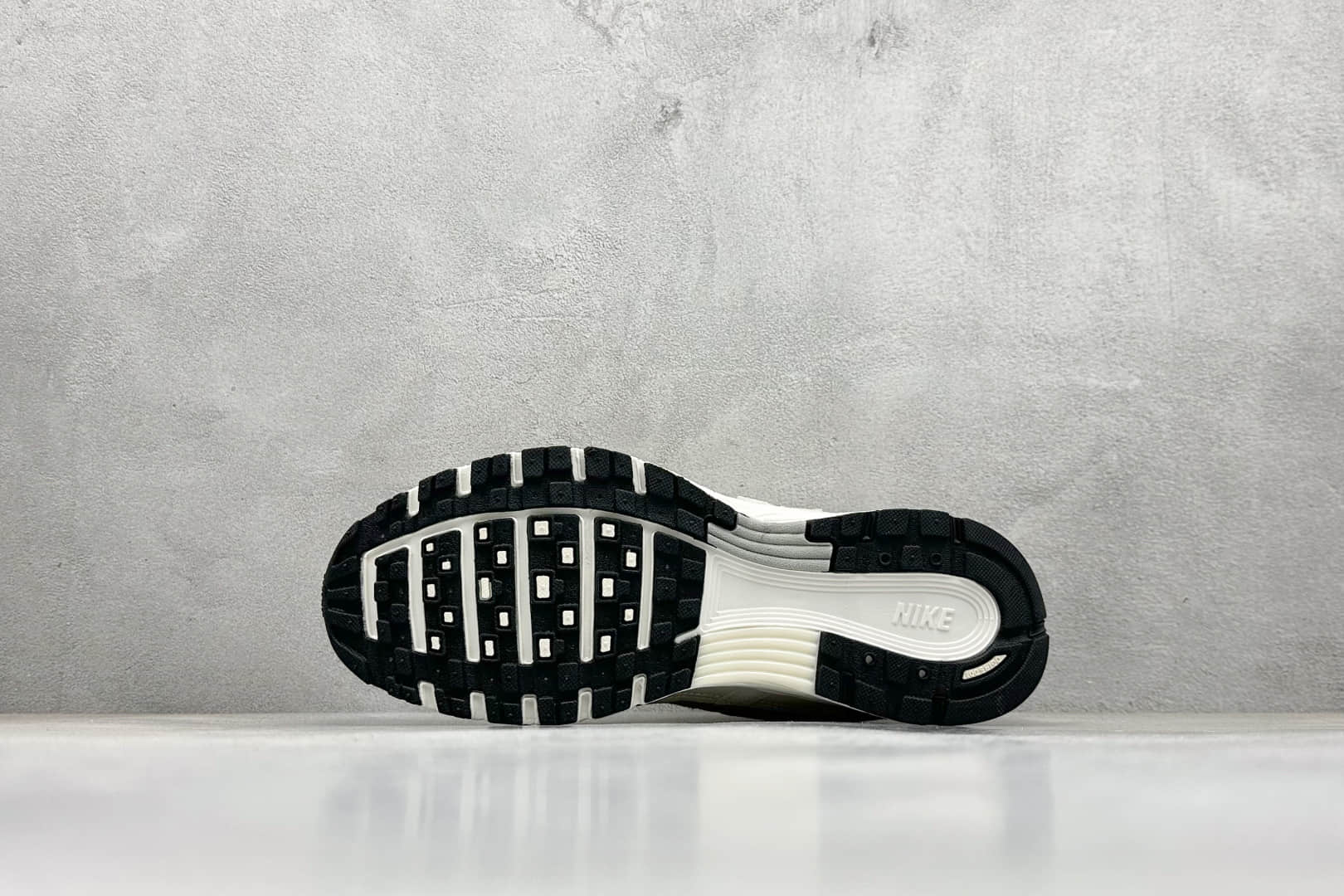耐克Nike P-6000纯原版本灰白色复古厚底老爹鞋 莆田鞋货源 货号：HF0015-100