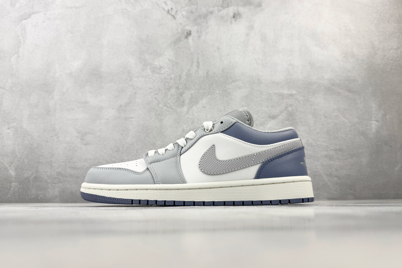 乔丹Jordan Air Jordan 1 白银色低帮休闲运动篮球鞋纯原版本 货号：IX5003-101
