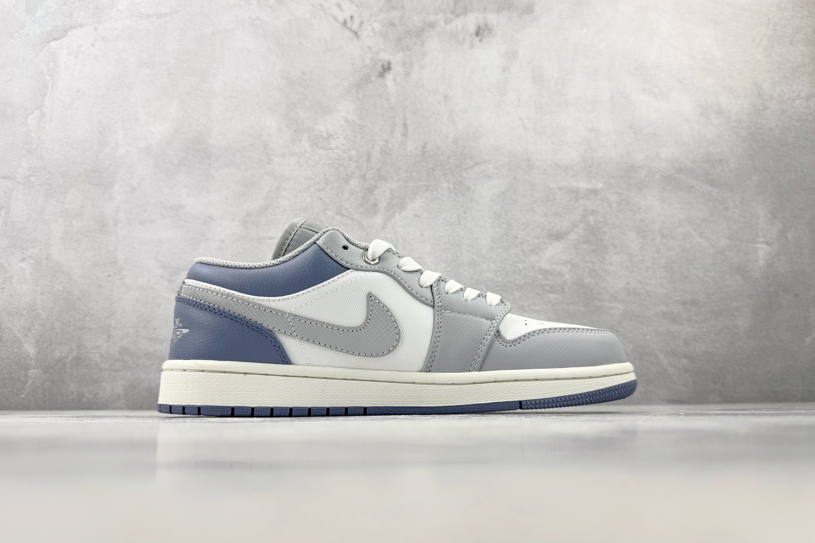 乔丹Jordan Air Jordan 1 白银色低帮休闲运动篮球鞋纯原版本 货号：IX5003-101
