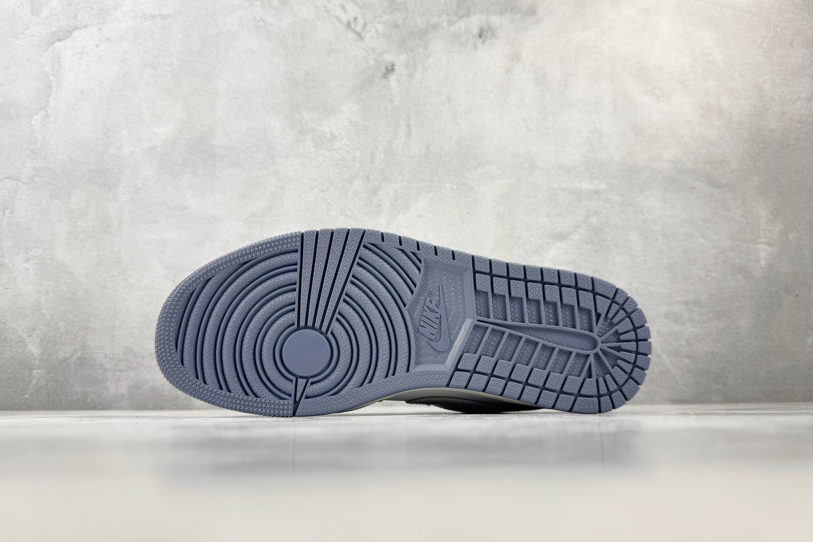 乔丹Jordan Air Jordan 1 白银色低帮休闲运动篮球鞋纯原版本 货号：IX5003-101