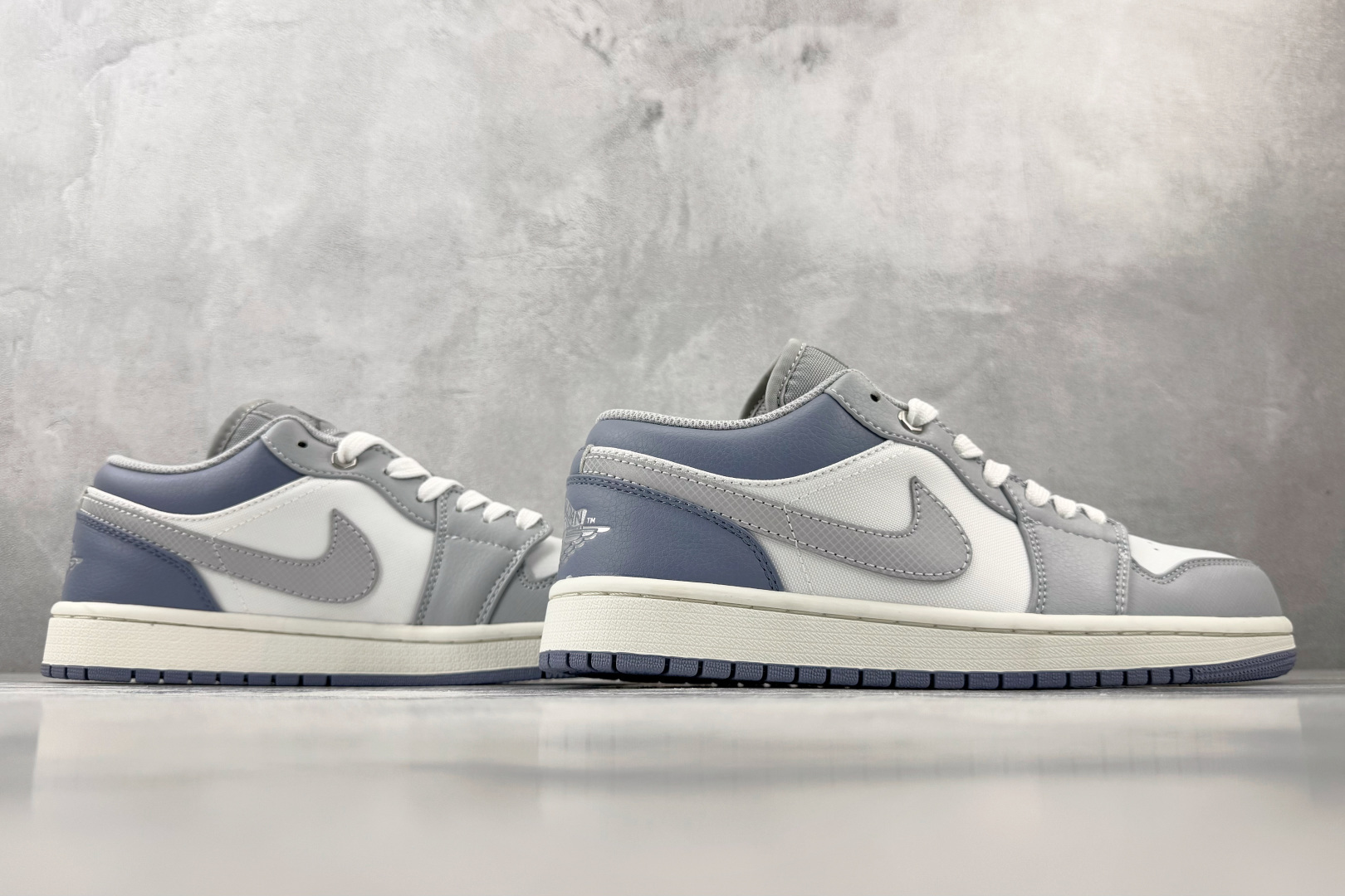 乔丹Jordan Air Jordan 1 白银色低帮休闲运动篮球鞋纯原版本 货号：IX5003-101