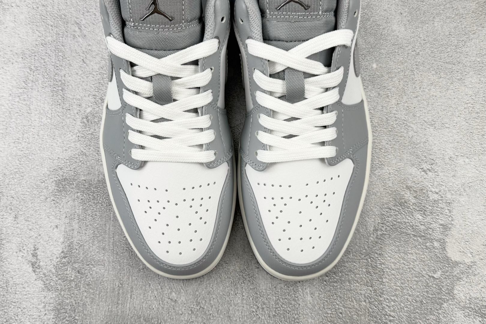 乔丹Jordan Air Jordan 1 白银色低帮休闲运动篮球鞋纯原版本 货号：IX5003-101