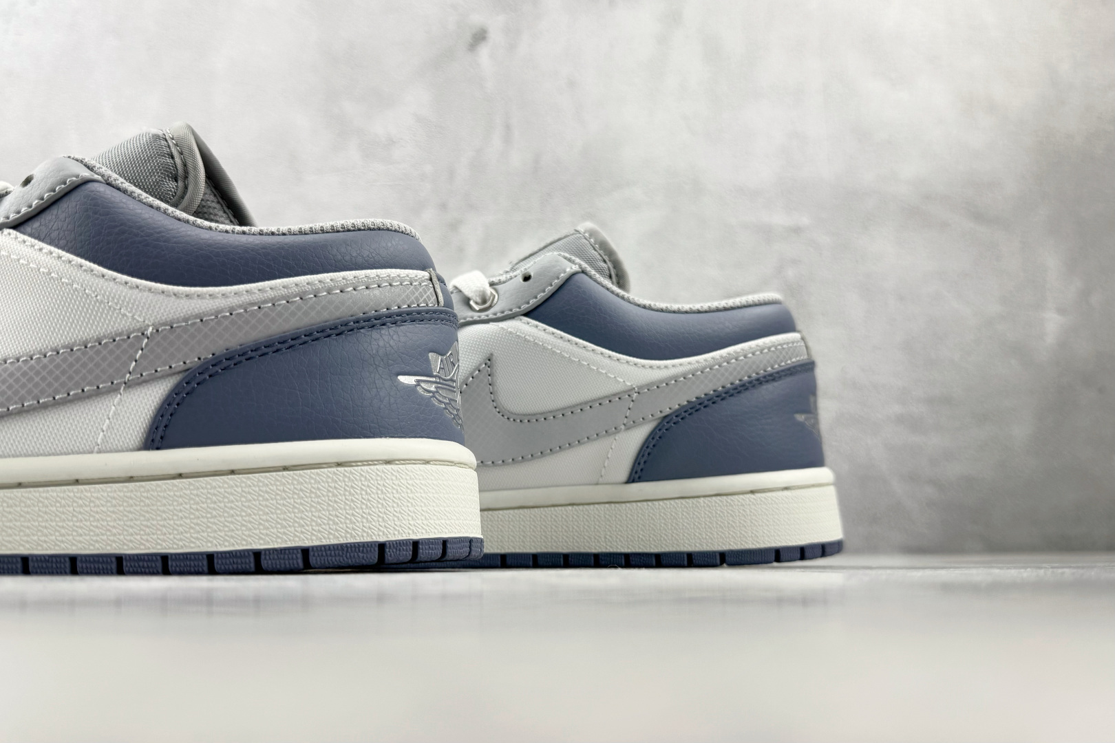 乔丹Jordan Air Jordan 1 白银色低帮休闲运动篮球鞋纯原版本 货号：IX5003-101