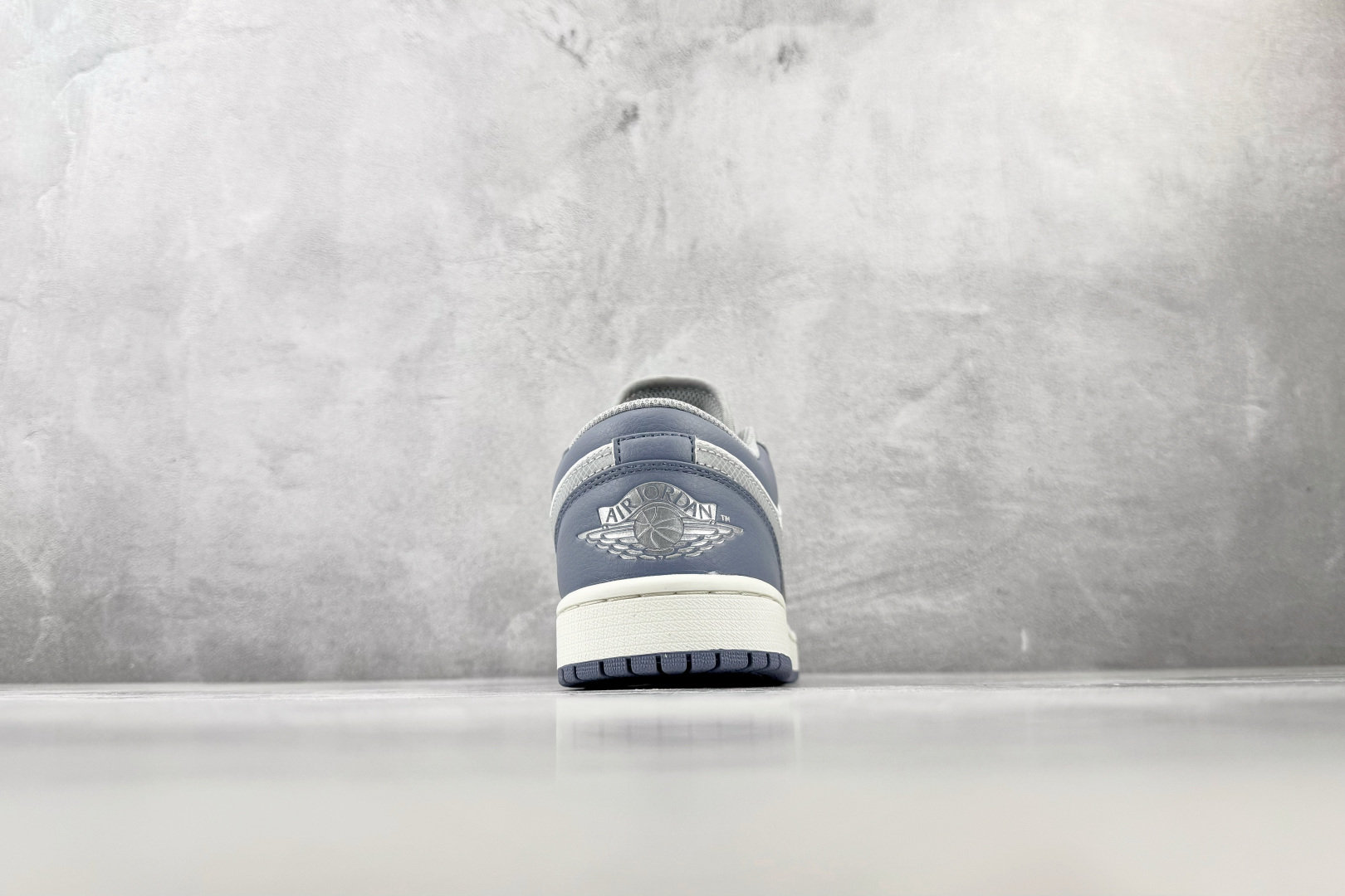 乔丹Jordan Air Jordan 1 白银色低帮休闲运动篮球鞋纯原版本 货号：IX5003-101
