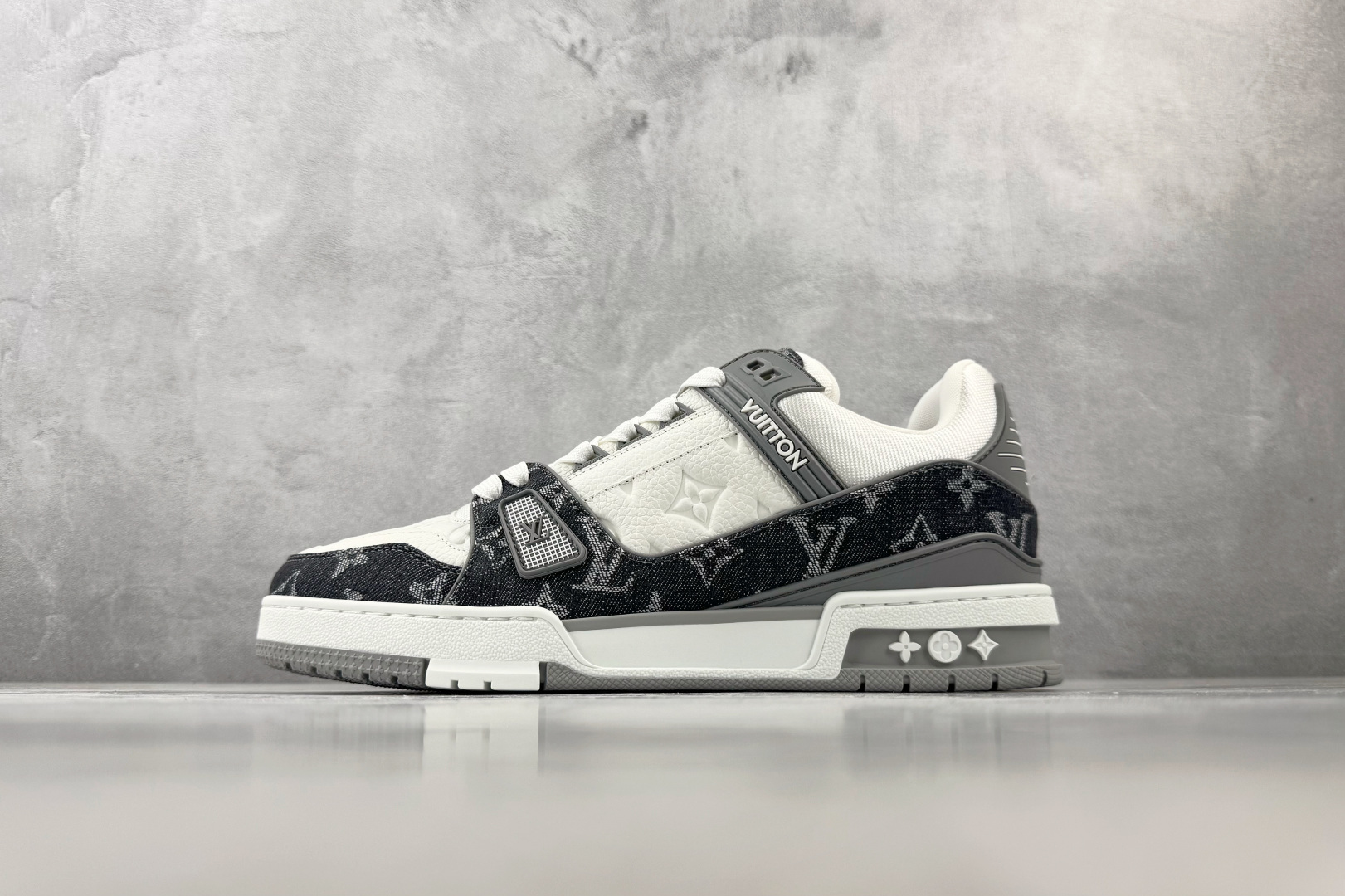 LOUIS VUITTON Trainer 灰白色-实拍图1