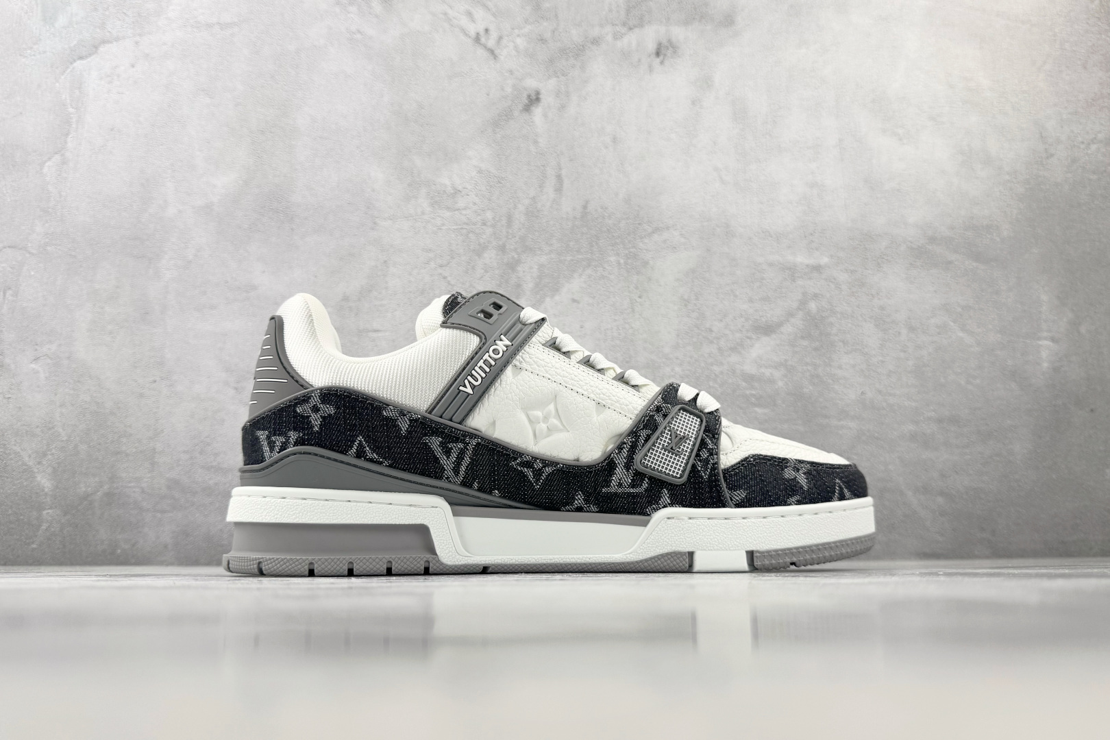 LOUIS VUITTON Trainer 灰白色-实拍图2