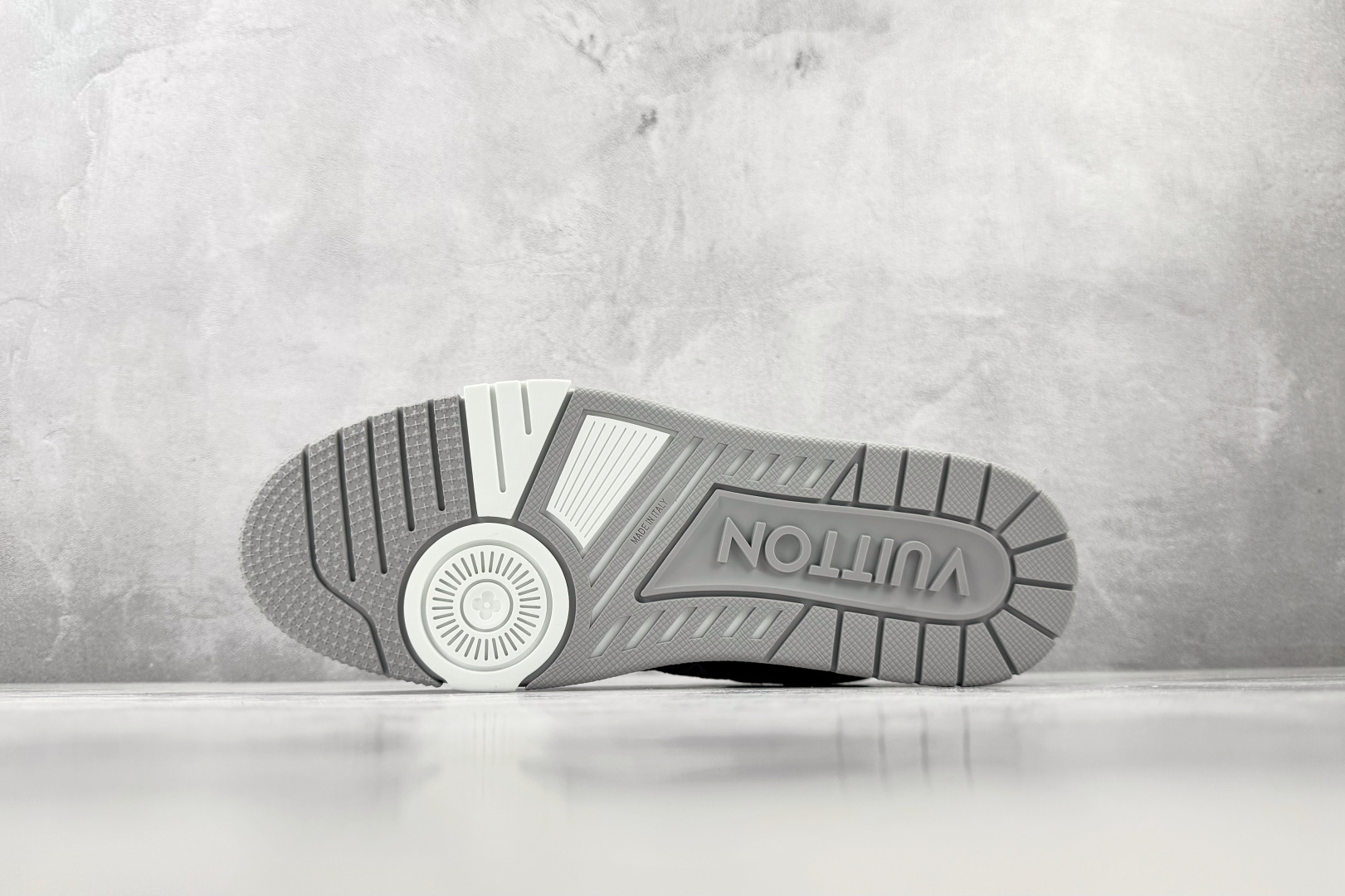 LOUIS VUITTON Trainer 灰白色-实拍图4