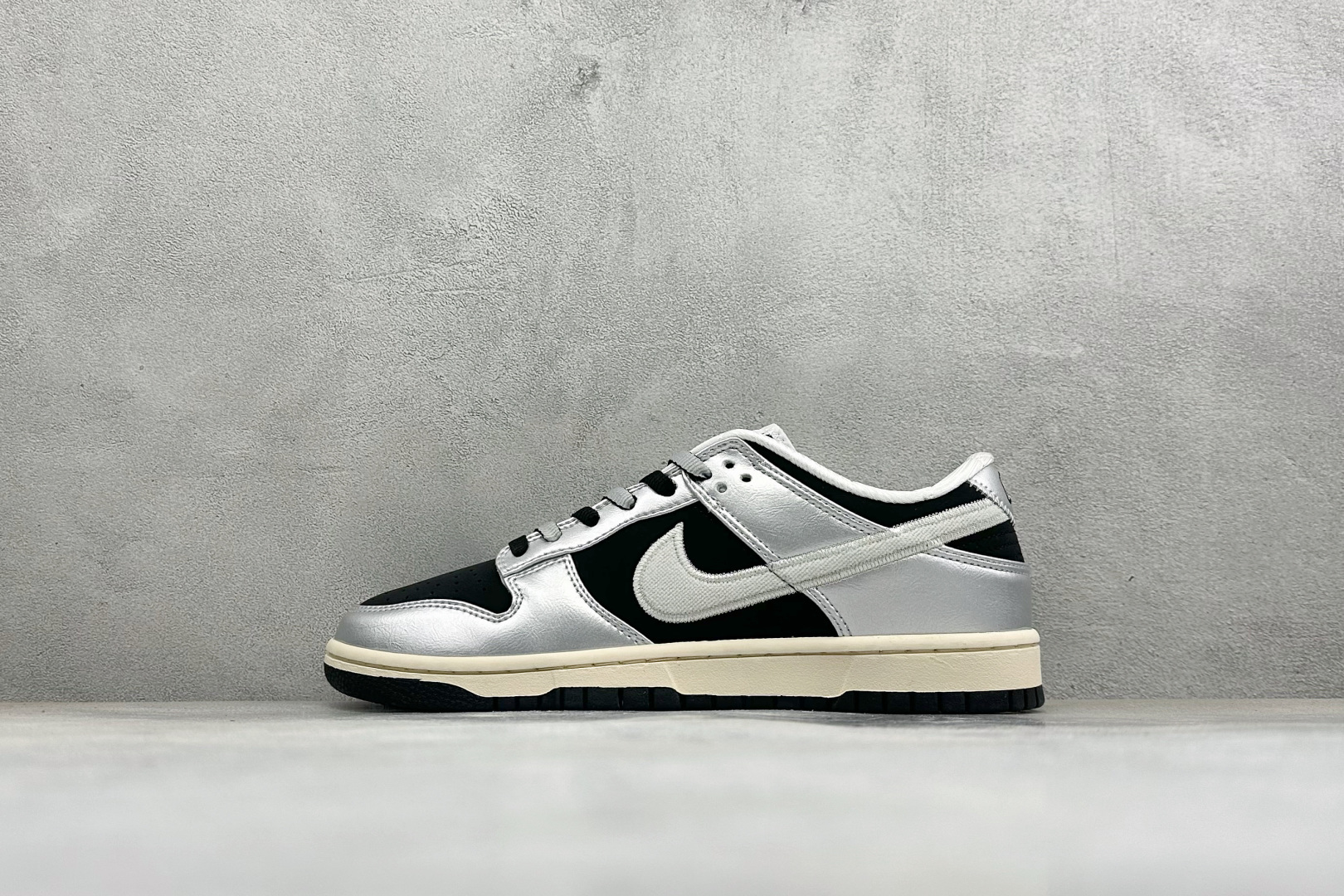 耐克Nike SB Dunk Low 黑银 低帮休闲板鞋 独家版型蒸餾加工帶來的是更好的视觉和脚感体验大厂纯原品质出货 清洁度 电绣工艺 皮料切割干净无任何毛边 细节完美-实拍图1
