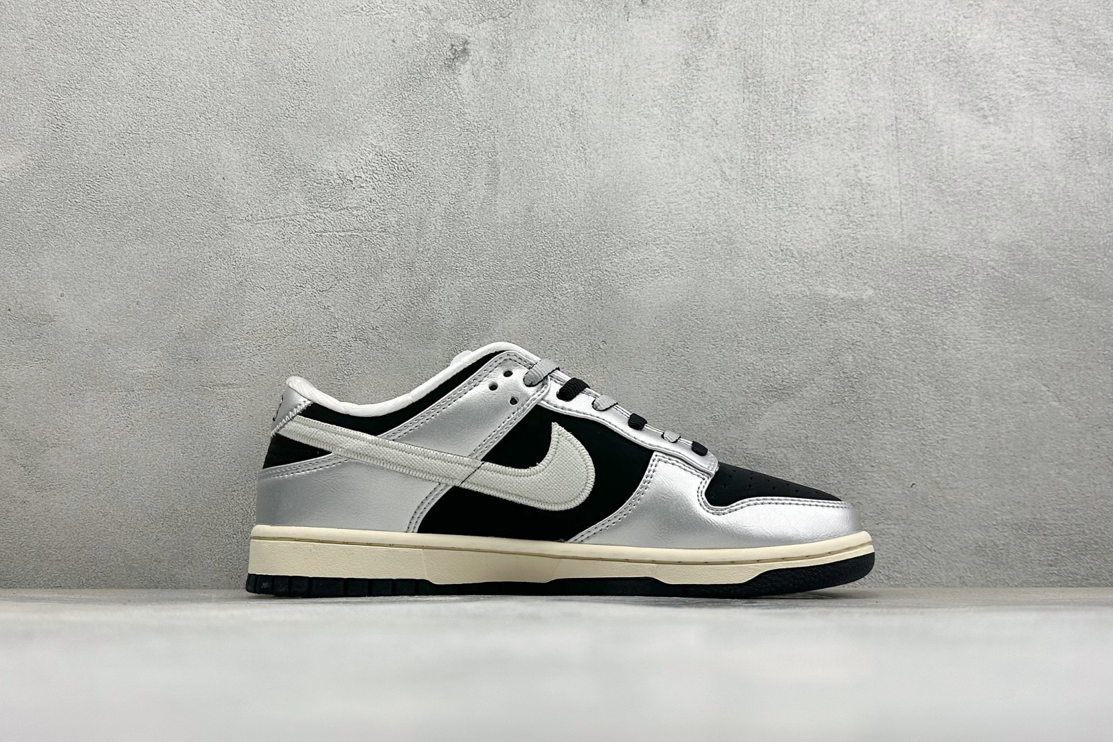 耐克Nike SB Dunk Low 黑银 低帮休闲板鞋 独家版型蒸餾加工帶來的是更好的视觉和脚感体验大厂纯原品质出货 清洁度 电绣工艺 皮料切割干净无任何毛边 细节完美-实拍图2