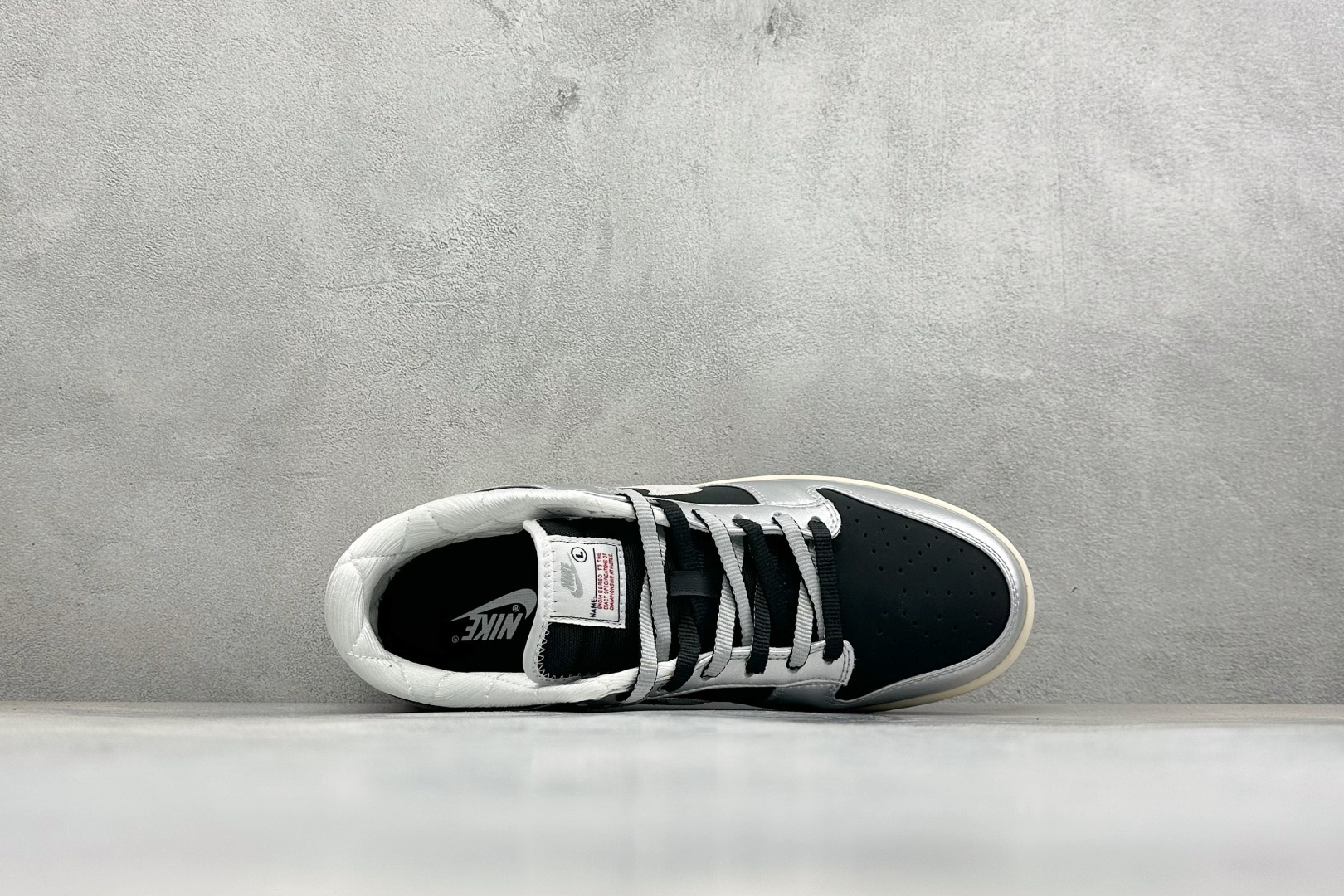 耐克Nike SB Dunk Low 黑银 低帮休闲板鞋 独家版型蒸餾加工帶來的是更好的视觉和脚感体验大厂纯原品质出货 清洁度 电绣工艺 皮料切割干净无任何毛边 细节完美-实拍图3