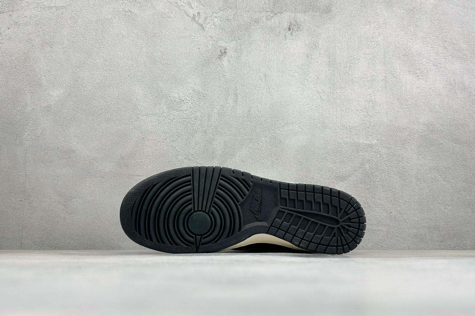 耐克Nike SB Dunk Low 黑银 低帮休闲板鞋 独家版型蒸餾加工帶來的是更好的视觉和脚感体验大厂纯原品质出货 清洁度 电绣工艺 皮料切割干净无任何毛边 细节完美-实拍图4