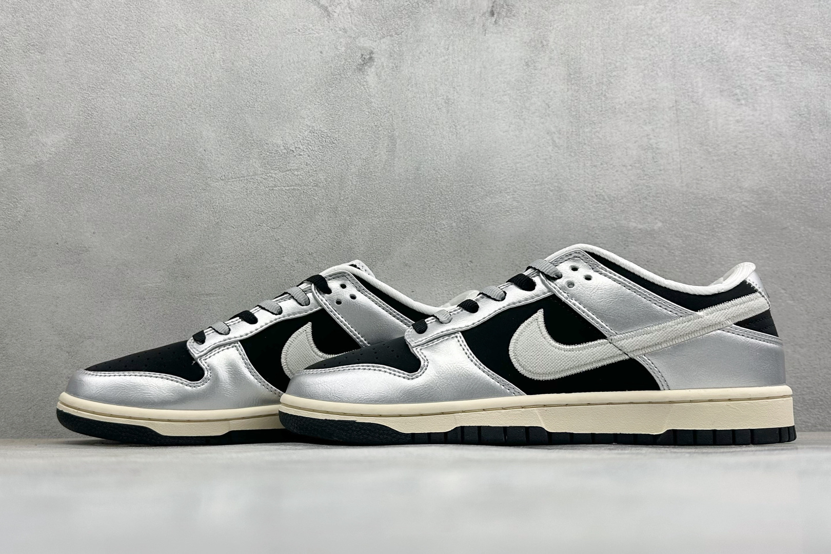 耐克Nike SB Dunk Low 黑银 低帮休闲板鞋 独家版型蒸餾加工帶來的是更好的视觉和脚感体验大厂纯原品质出货 清洁度 电绣工艺 皮料切割干净无任何毛边 细节完美-实拍图5