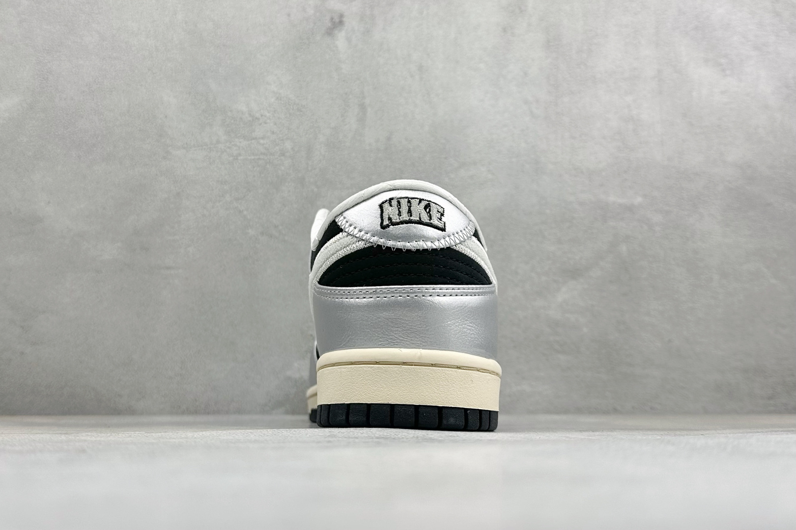 耐克Nike SB Dunk Low 黑银 低帮休闲板鞋 独家版型蒸餾加工帶來的是更好的视觉和脚感体验大厂纯原品质出货 清洁度 电绣工艺 皮料切割干净无任何毛边 细节完美-实拍图6