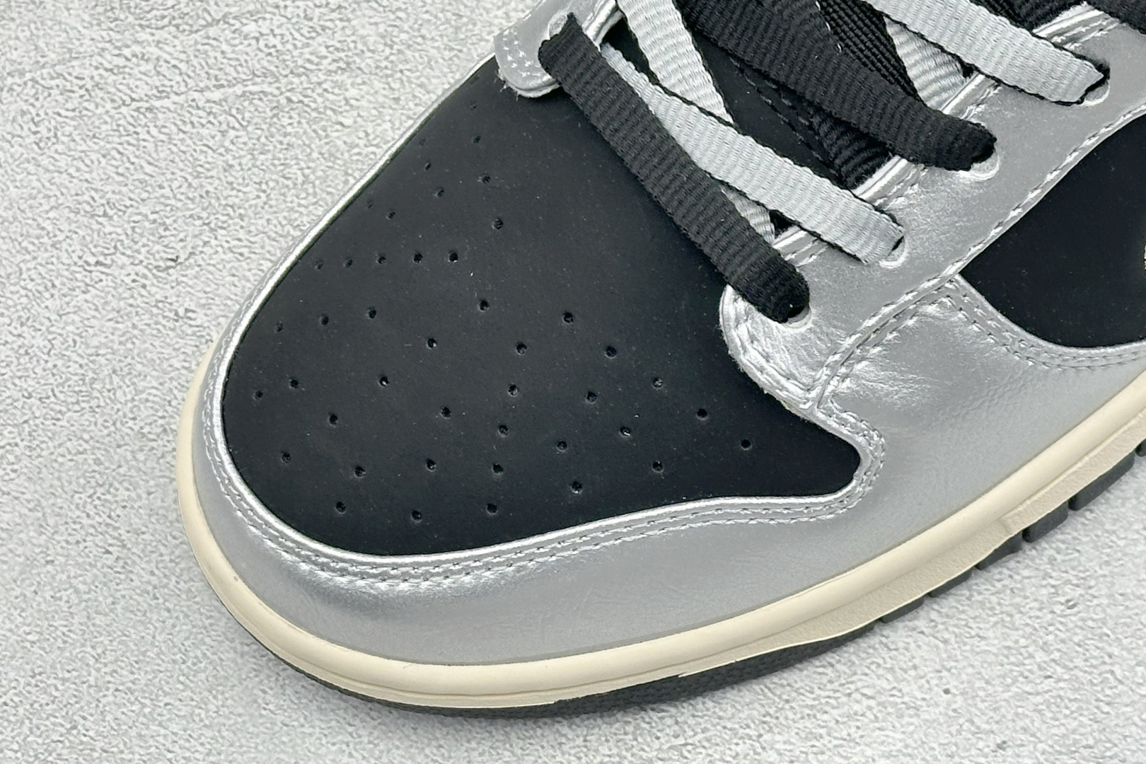 耐克Nike SB Dunk Low 黑银 低帮休闲板鞋 独家版型蒸餾加工帶來的是更好的视觉和脚感体验大厂纯原品质出货 清洁度 电绣工艺 皮料切割干净无任何毛边 细节完美-实拍图7
