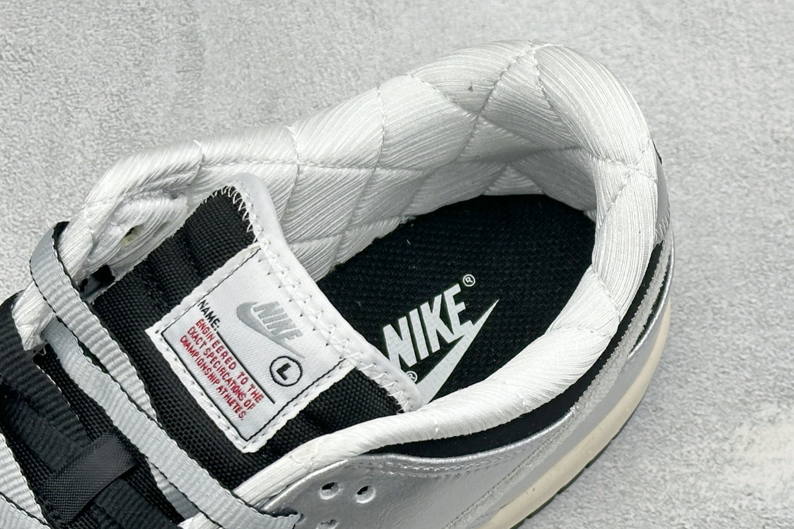 耐克Nike SB Dunk Low 黑银 低帮休闲板鞋 独家版型蒸餾加工帶來的是更好的视觉和脚感体验大厂纯原品质出货 清洁度 电绣工艺 皮料切割干净无任何毛边 细节完美-实拍图8