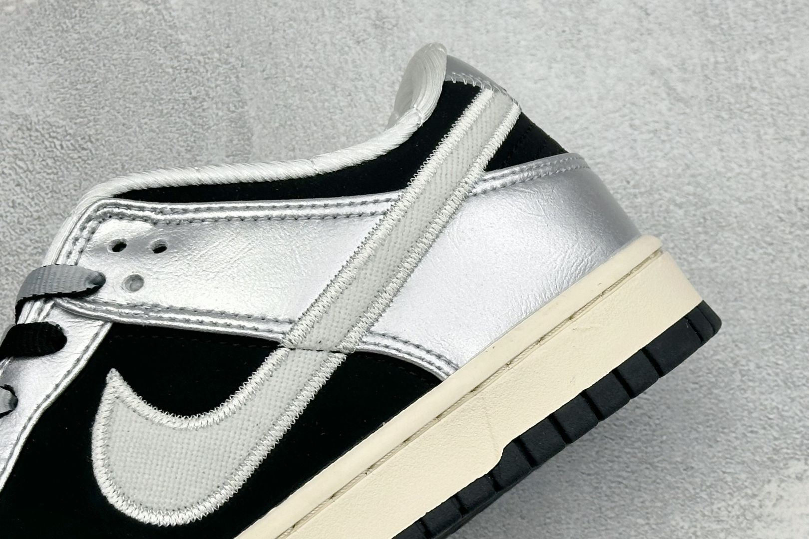 耐克Nike SB Dunk Low 黑银 低帮休闲板鞋 独家版型蒸餾加工帶來的是更好的视觉和脚感体验大厂纯原品质出货 清洁度 电绣工艺 皮料切割干净无任何毛边 细节完美-实拍图9