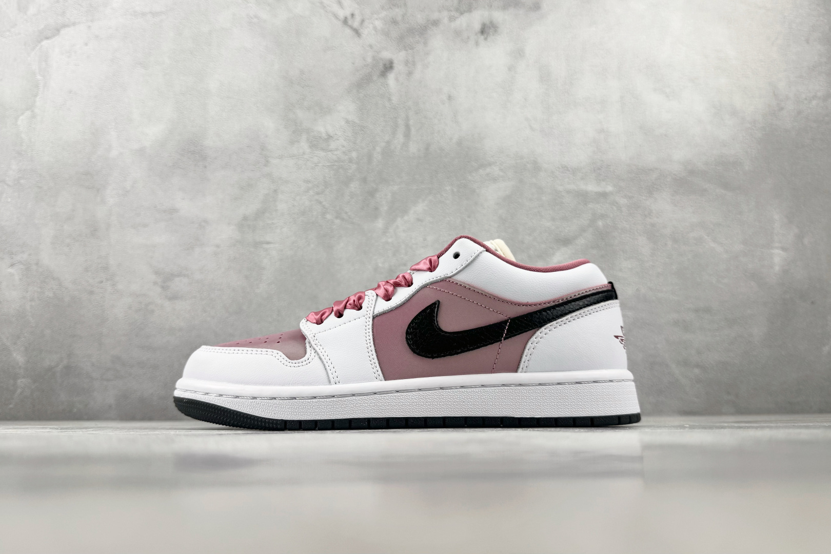 乔丹Jordan Air Jordan 1 粉白 纯原版本 货号：IO0668-100 实拍图 1