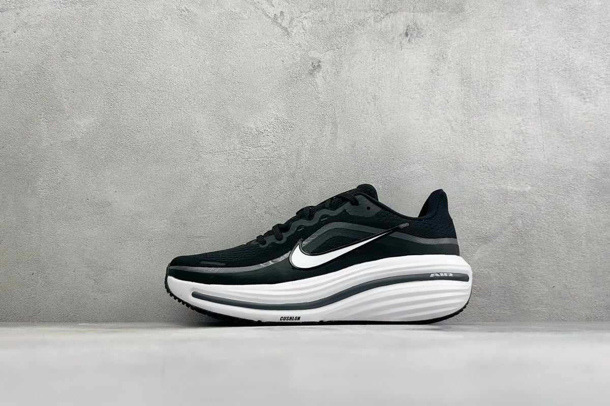 耐克 Nike Zoom Winflo 12 登月网面透气跑步鞋 黑 正面实拍图