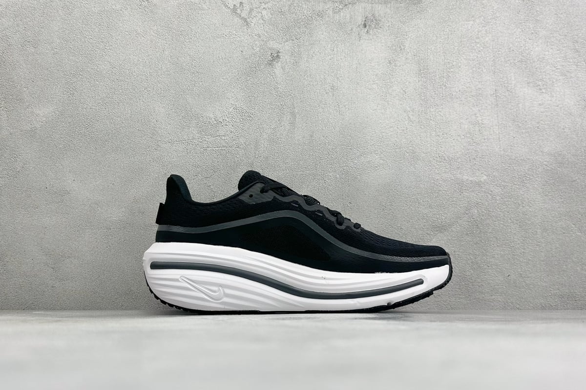 耐克 Nike Zoom Winflo 12 登月网面透气跑步鞋 黑 侧面实拍图