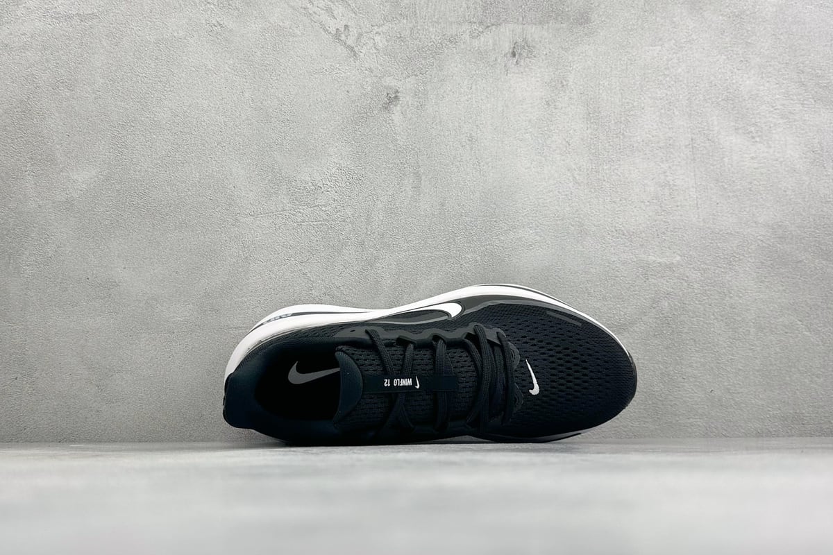 耐克 Nike Zoom Winflo 12 登月网面透气跑步鞋 黑 背面实拍图